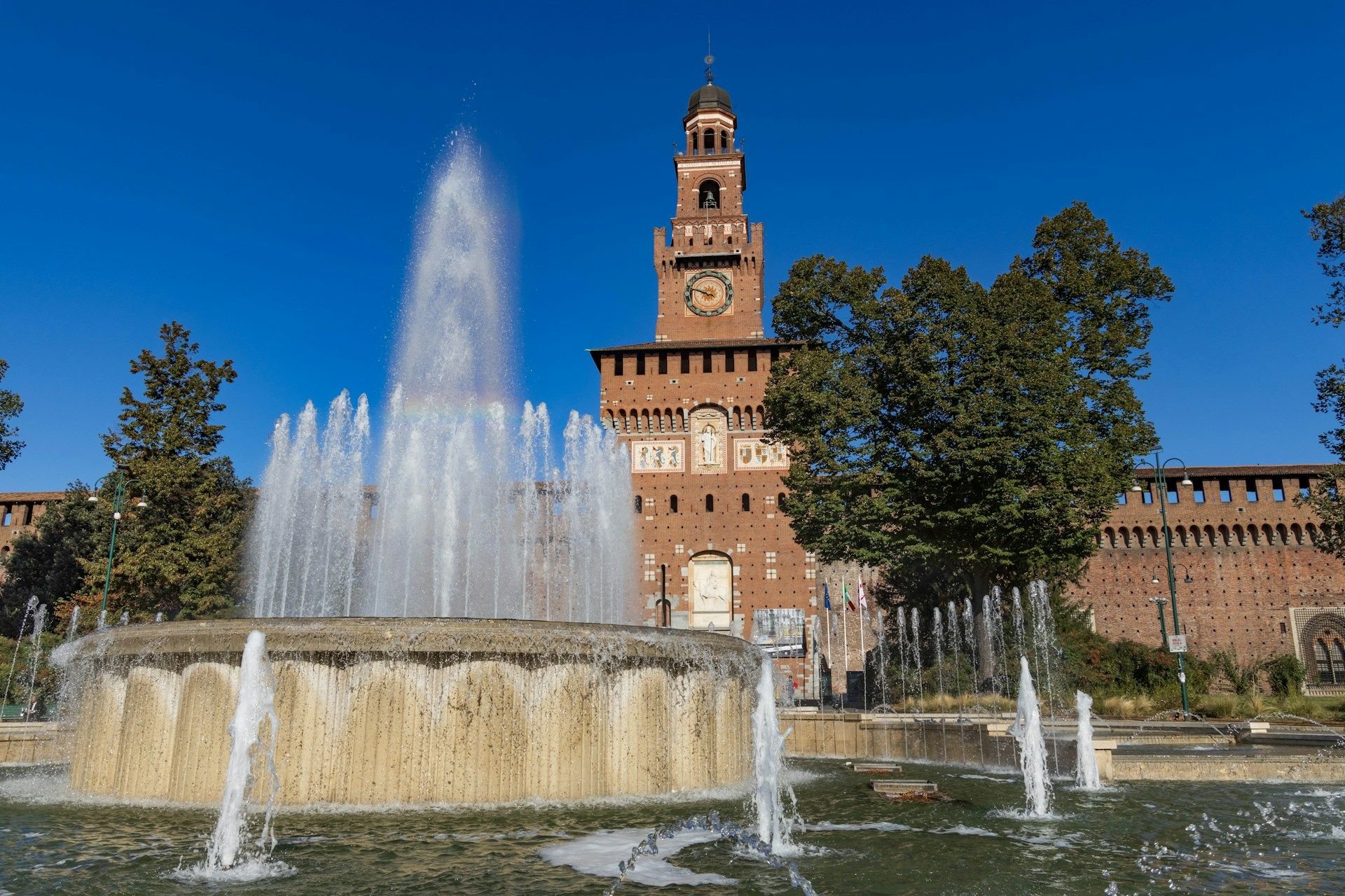 Castello Sforzesco Milan dengan menara jam, Italia