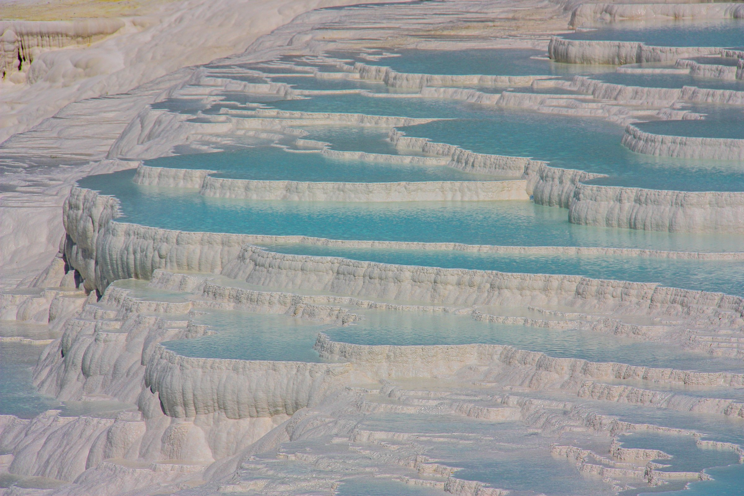 Teras kapur Pamukkale dengan kolam air berundak dari udara