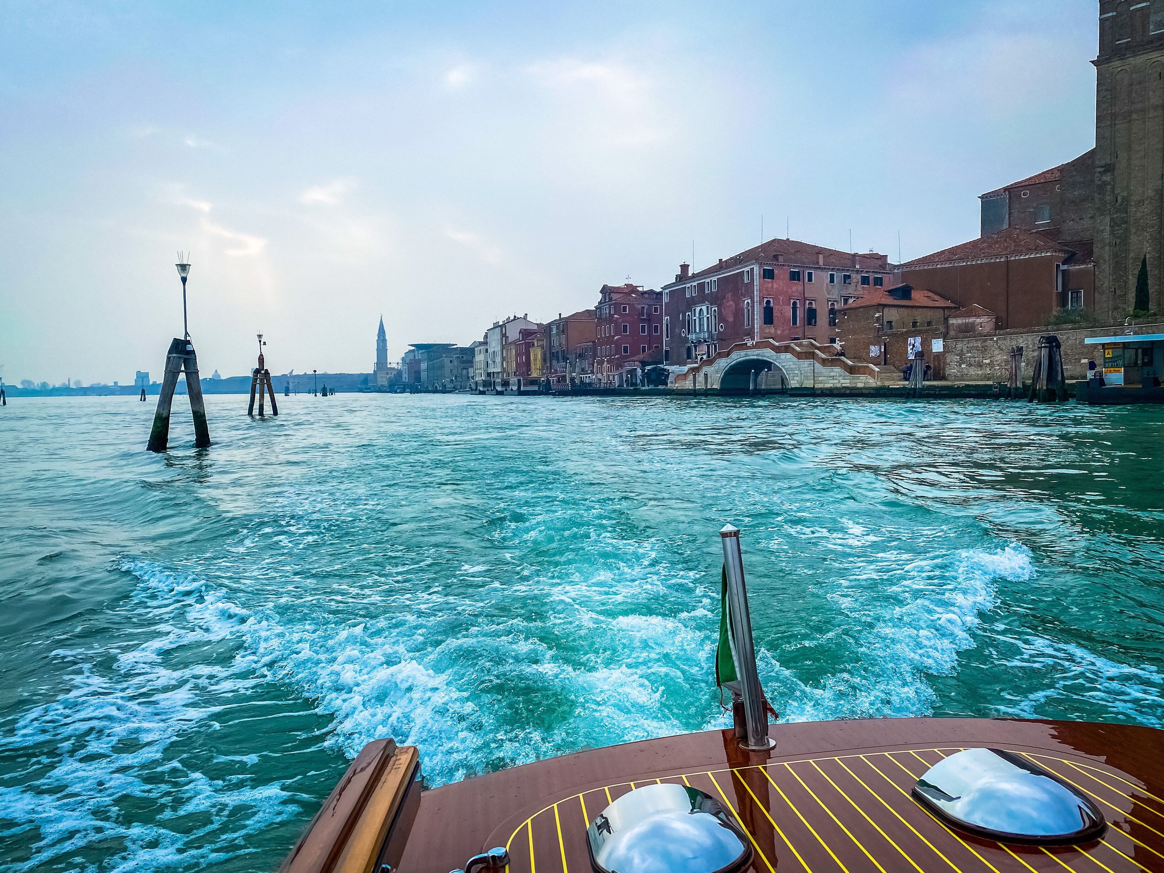 Laguna Venice dan deretan rumah berwarna dilihat dari buritan boat taxi yang meninggalkan kota.
