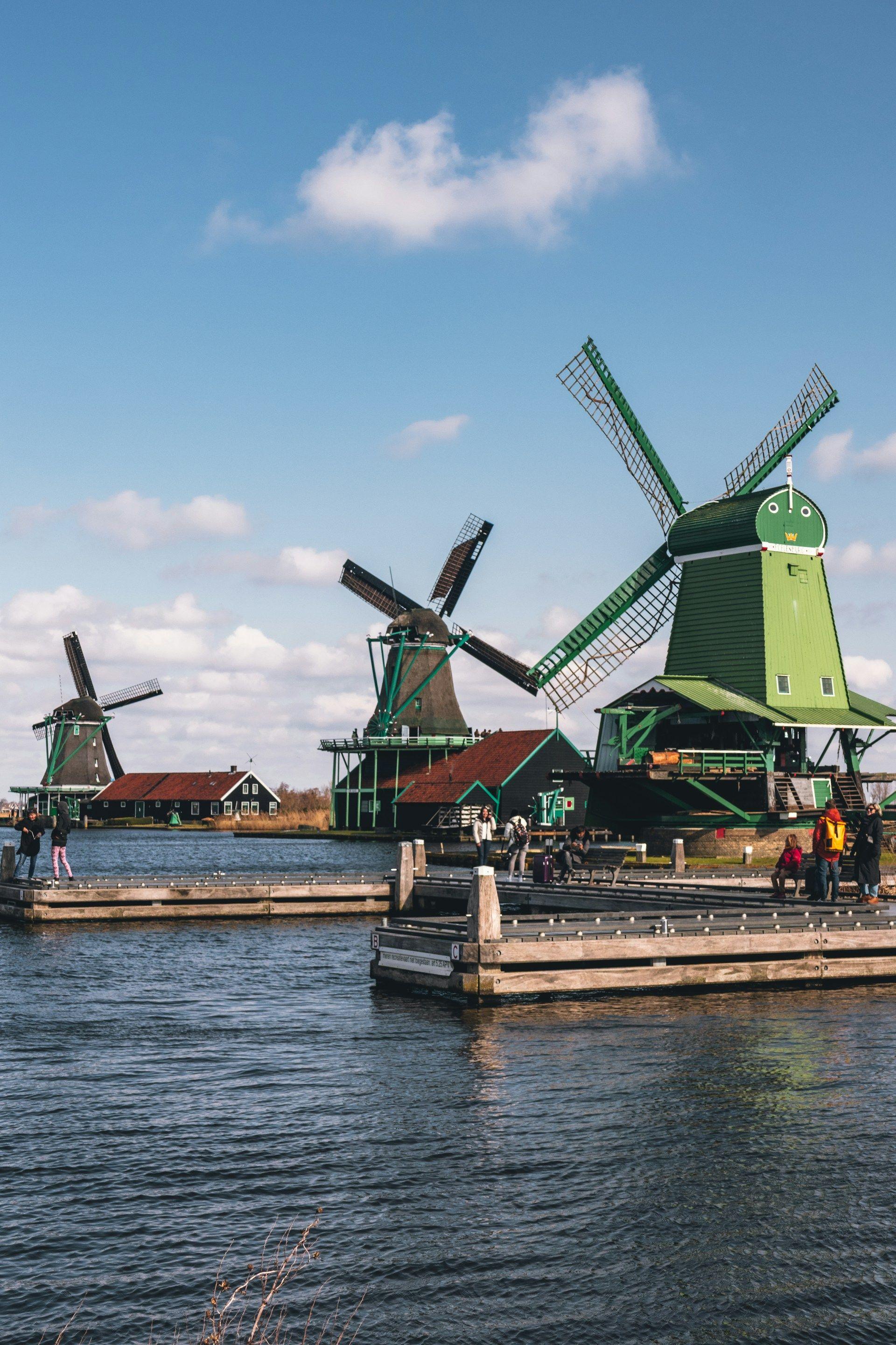 Kincir angin kayu Zaanse Schans di tepi sungai, Belanda