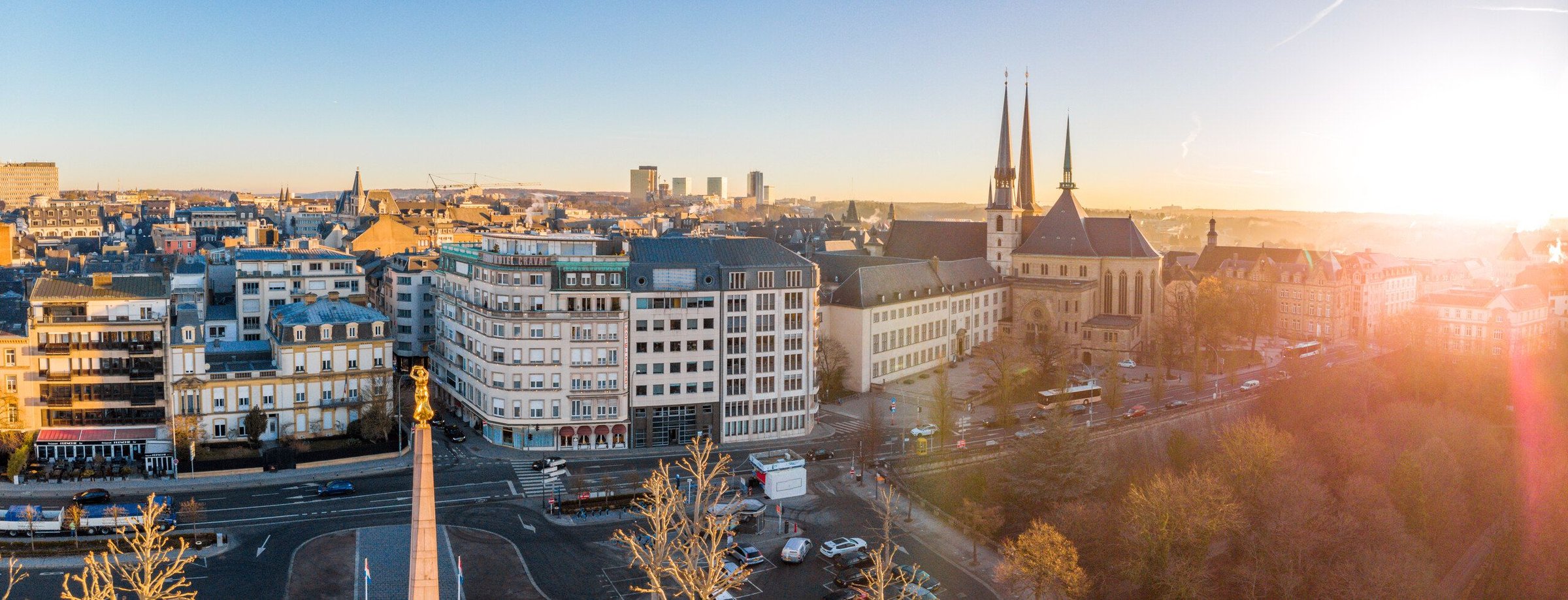 Panorama udara kota Luxembourg di pagi musim dingin dengan menara katedral dan cahaya matahari terbit.