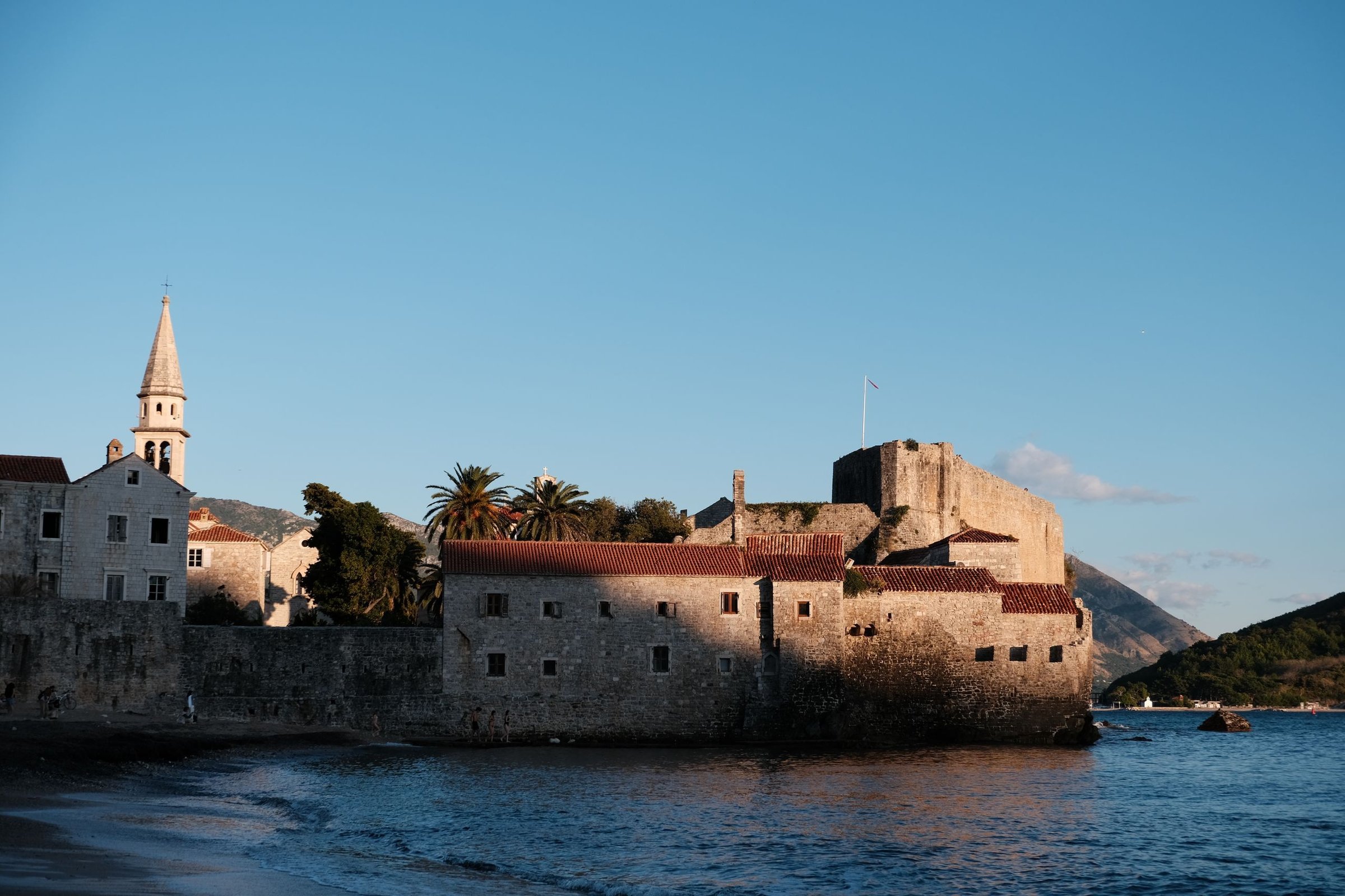 Kota tua Budva di tepi Laut Adriatik saat senja
