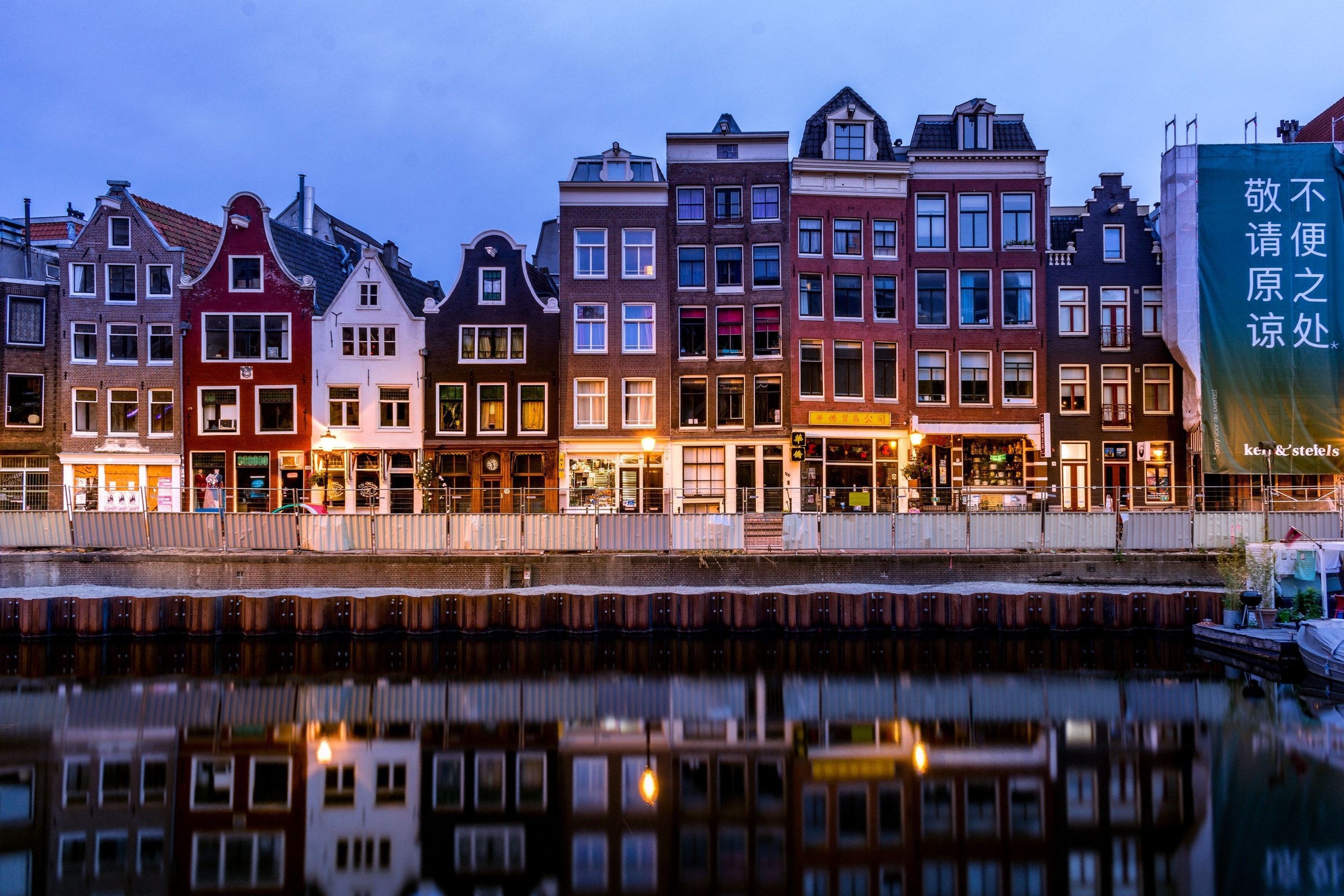 Rumah-rumah kanal Amsterdam saat senja