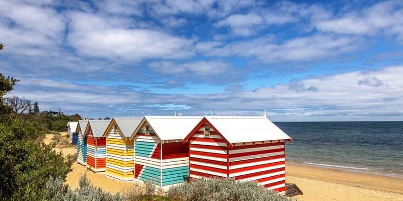 Deretan rumah pantai kayu warna-warni Brighton Bathing Boxes di tepi pasir Melbourne