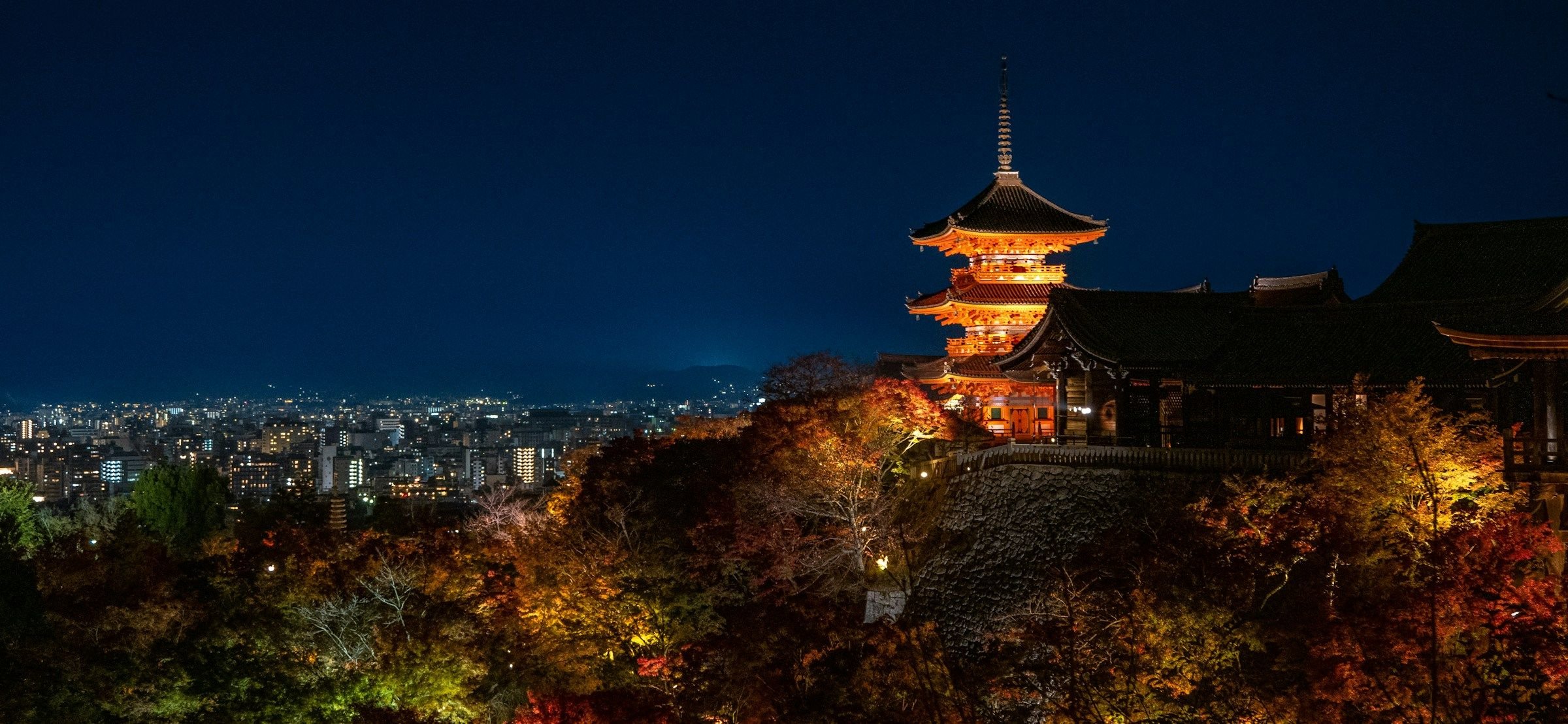 Pagoda Kiyomizu-dera bercahaya malam dikelilingi daun maple merah musim gugur, Kyoto