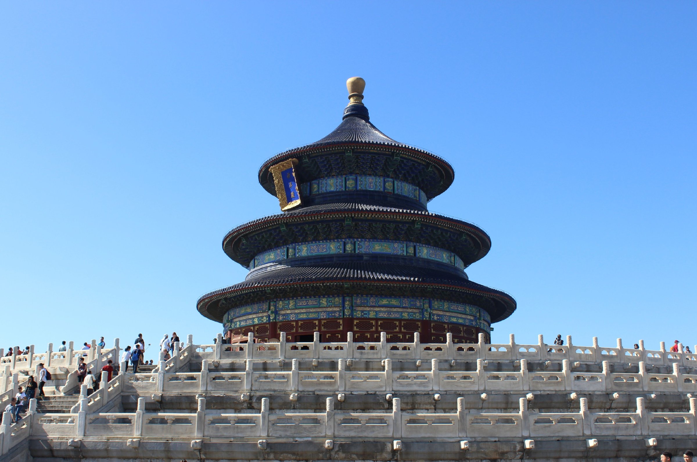 Kuil Surga Beijing dengan atap biru bertingkat tiga menjulang di bawah langit biru cerah