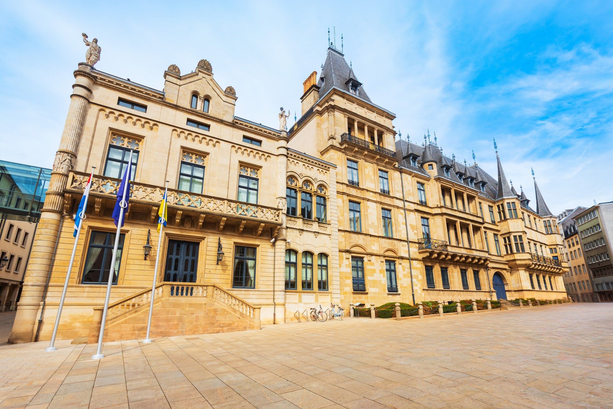 Fasad Grand Ducal Palace dan plaza kosong di depannya, Luxembourg.