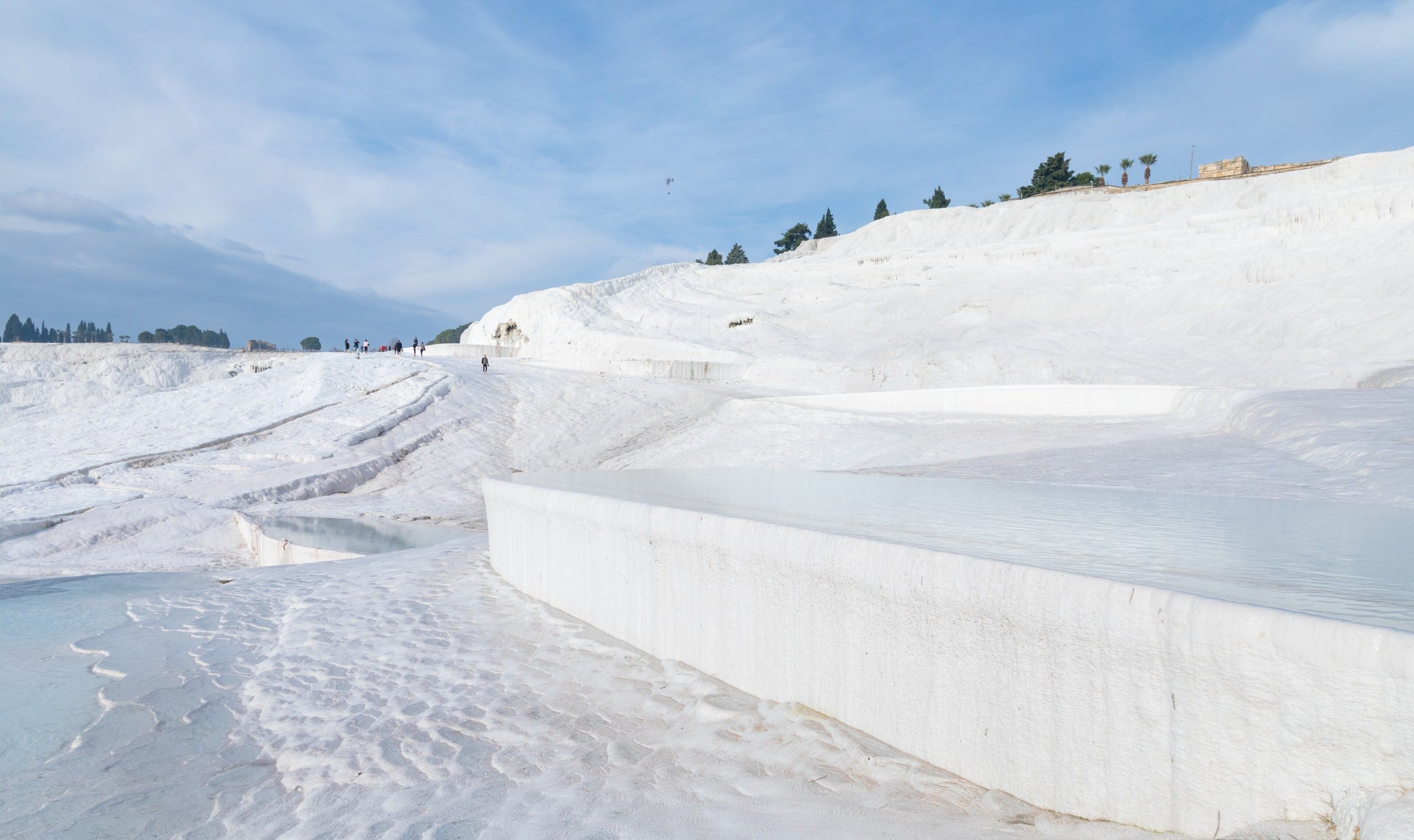 Teras travertine putih Pamukkale di bawah langit biru