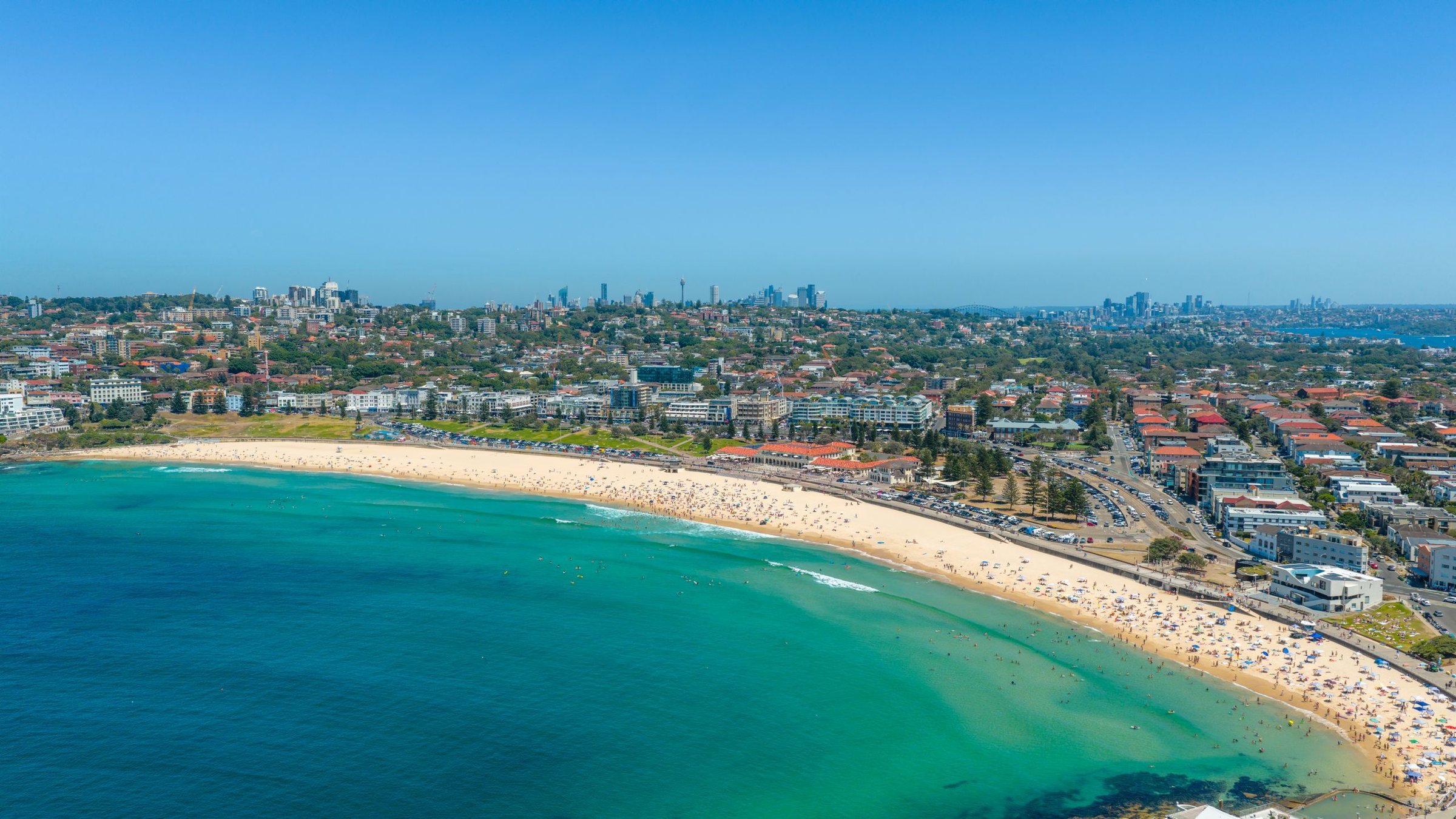 Pantai Bondi Sydney dari udara dengan air laut biru toska