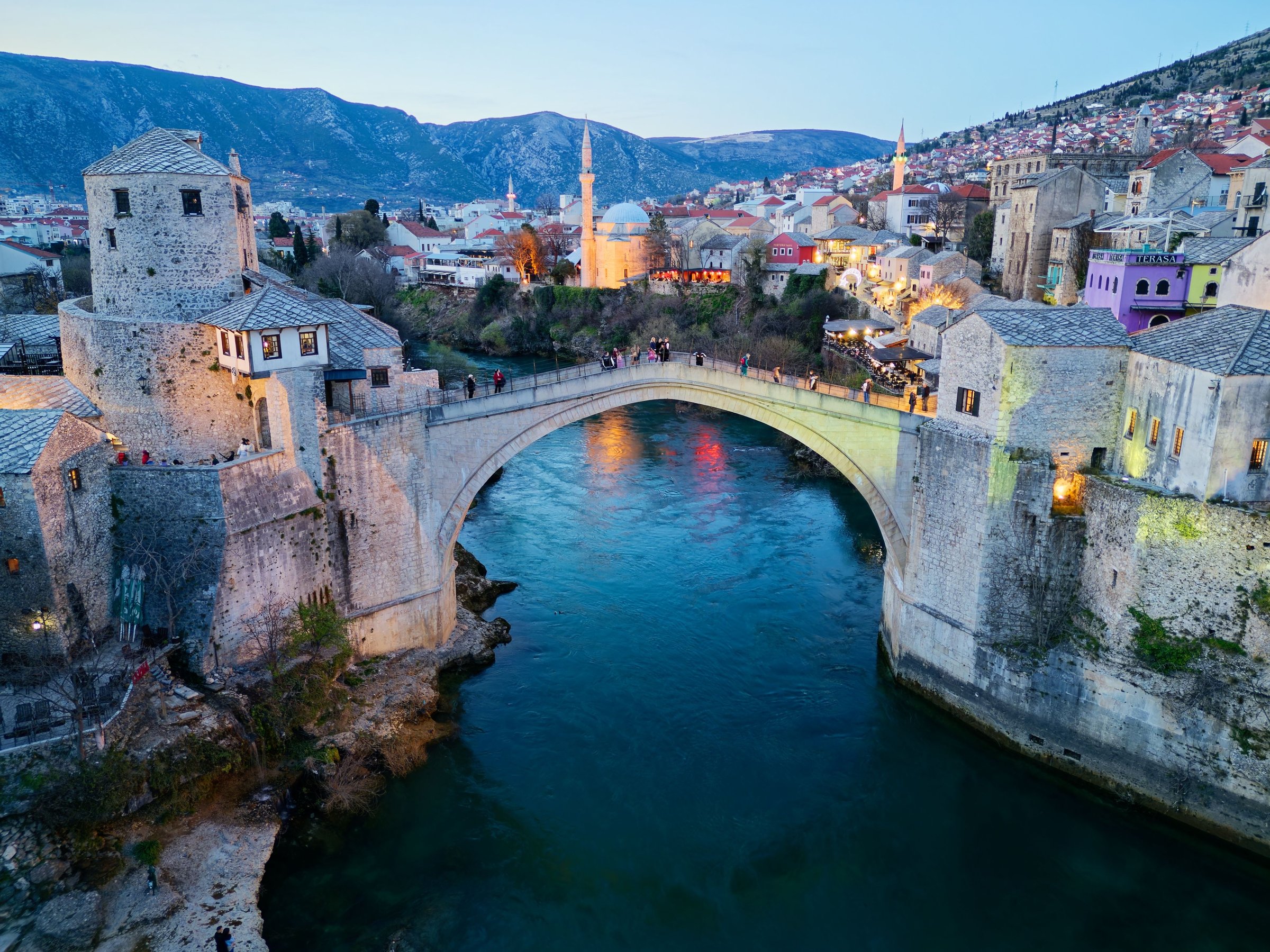 Stari Most Jembatan Tua Mostar Bosnia Herzegovina di atas Sungai Neretva