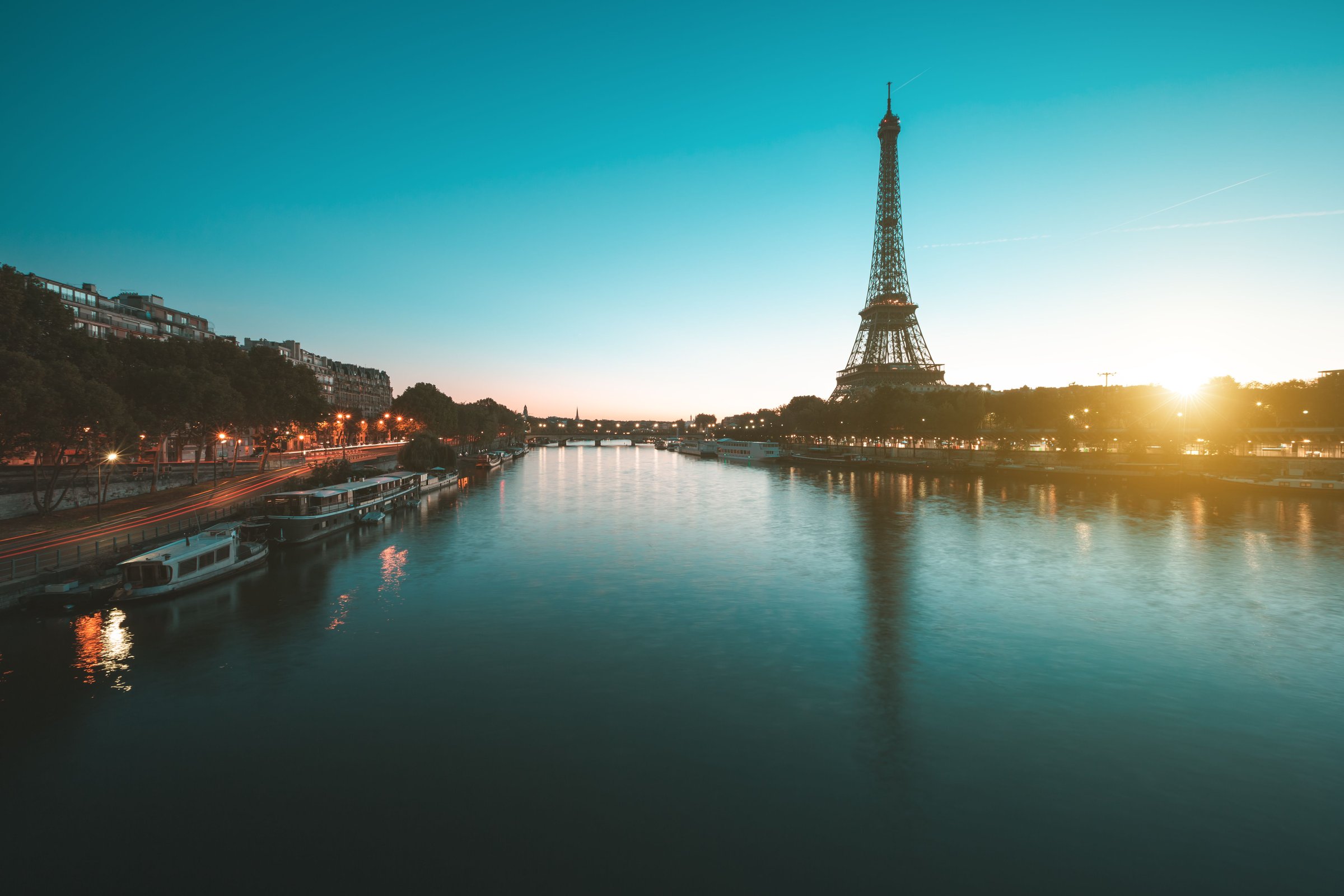 Menara Eiffel di tepi Sungai Seine Paris saat langit senja keemasan