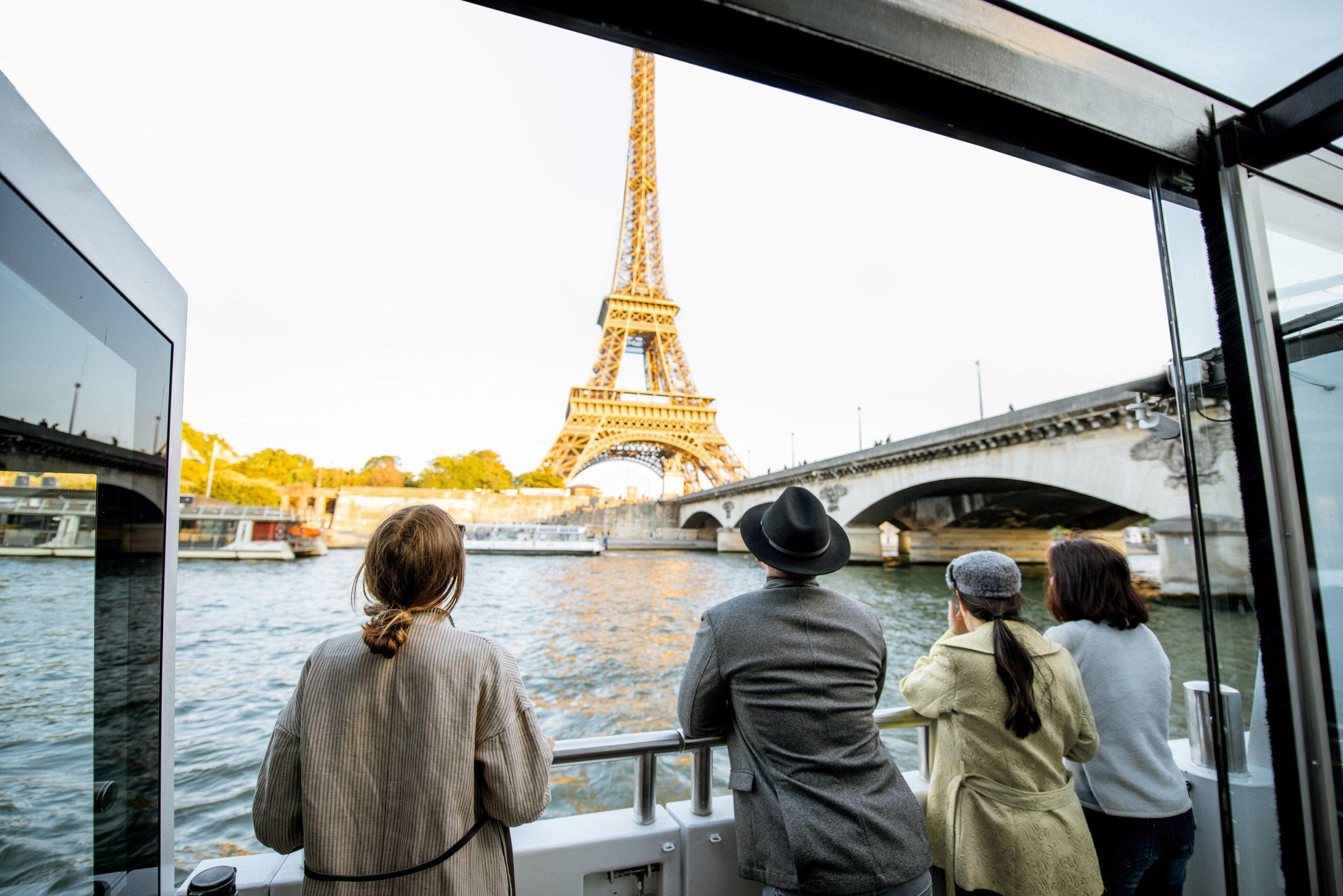 Wisatawan di kapal Seine menikmati Menara Eiffel