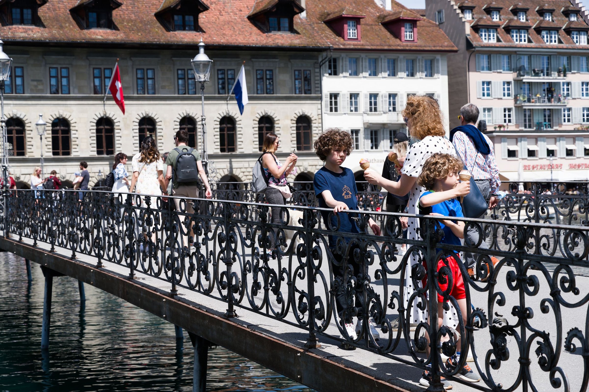 Keluarga Wijaya: Jajan cokelat sambil jalan di Chapel Bridge Lucerne, anak-anak lari duluan ke ujung jembatan.