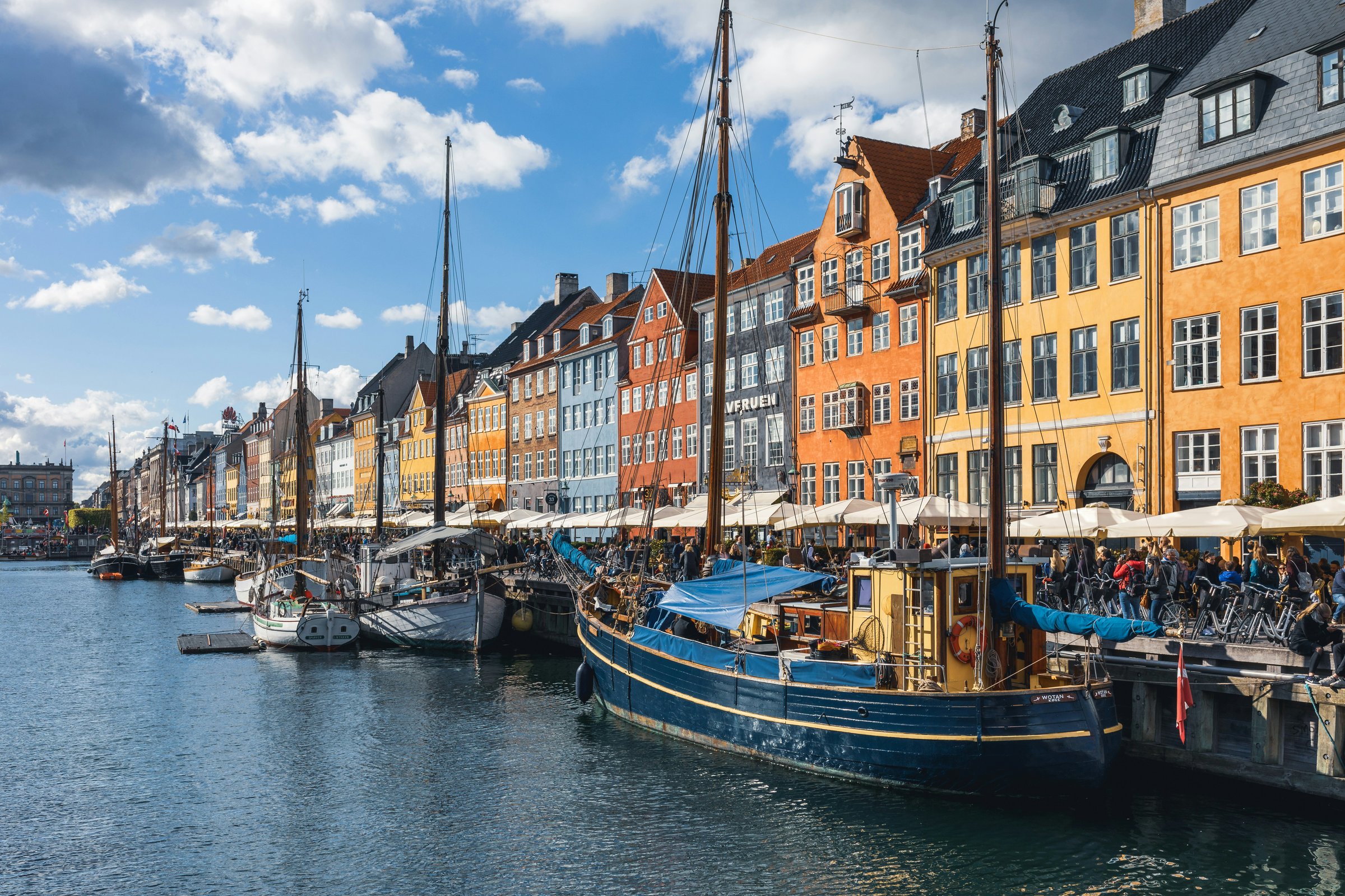 Nyhavn Copenhagen Denmark dengan perahu warna-warni
