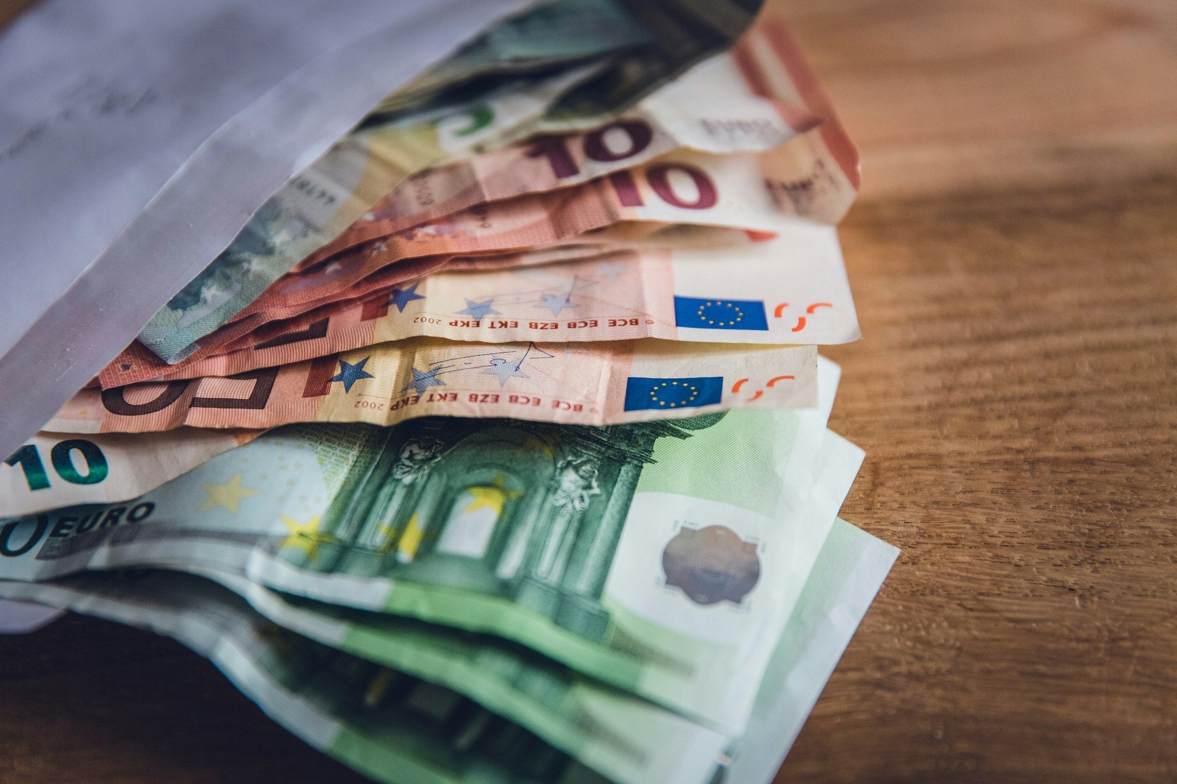 Uang kertas Euro dari sebuah amplop, menggambarkan biaya visa Schengen dalam mata uang Euro