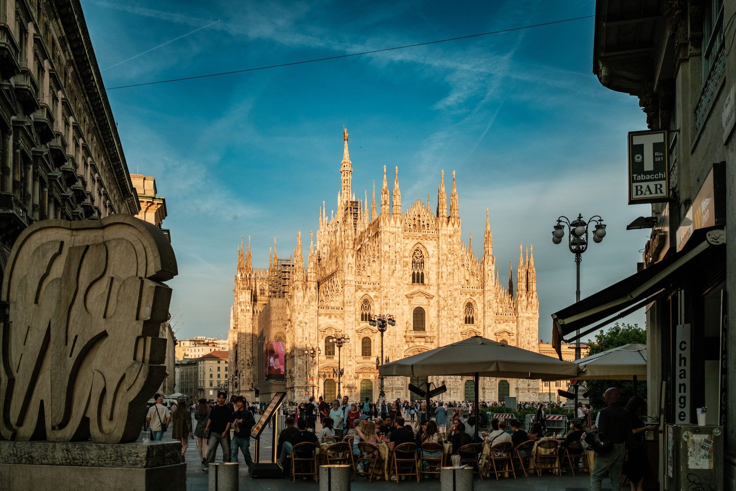 Grup Avenir: Foto grup di depan Duomo Milan sebelum pulang ke Jakarta.