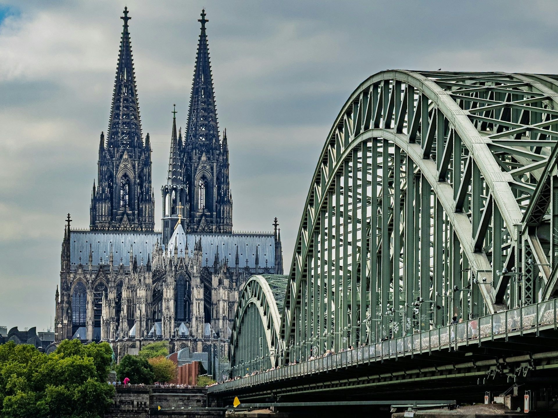 Cologne Cathedral dan jembatan Hohenzollern di atas Sungai Rhine, Jerman