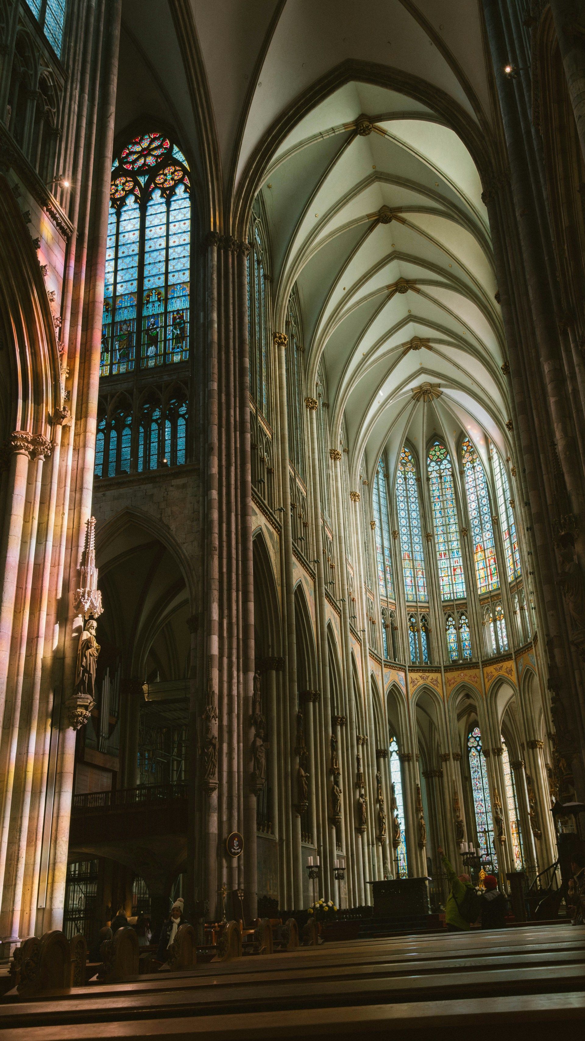 Interior gotik Cologne Cathedral dengan kaca patri, Jerman