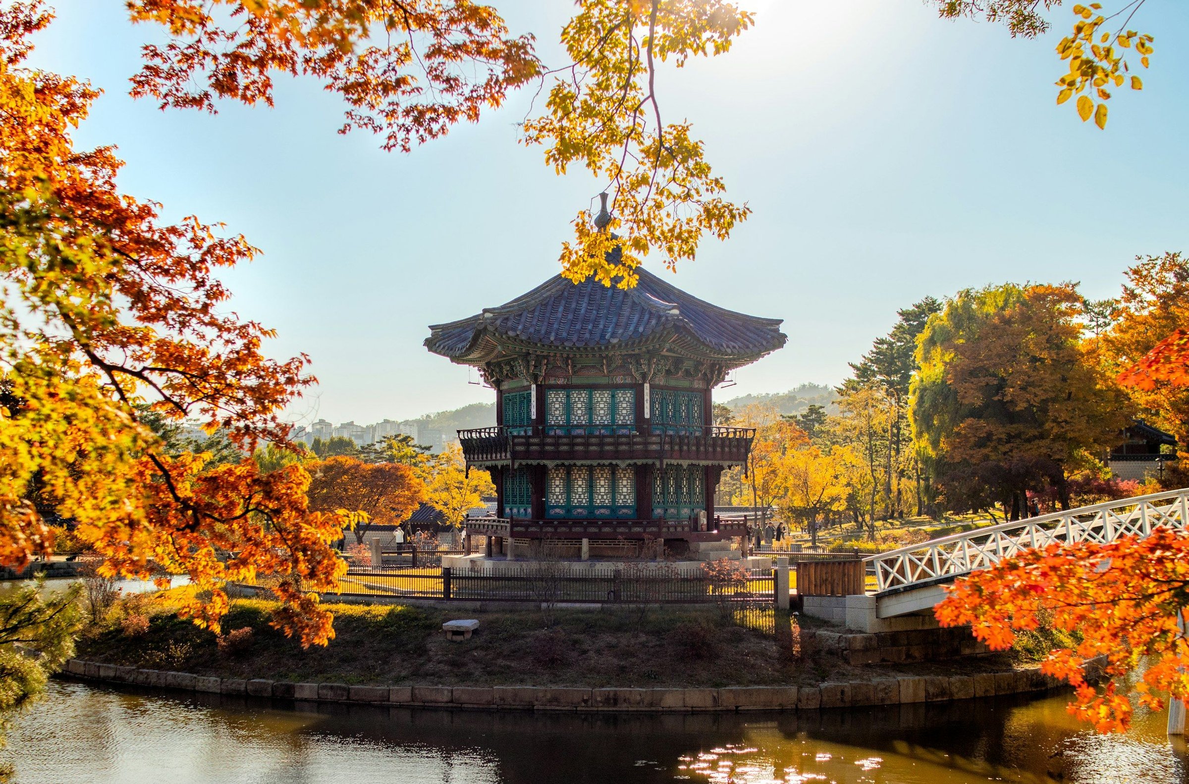 Paviliun Hyangwonjeong di Istana Gyeongbokgung, Seoul, dikelilingi dedaunan musim gugur