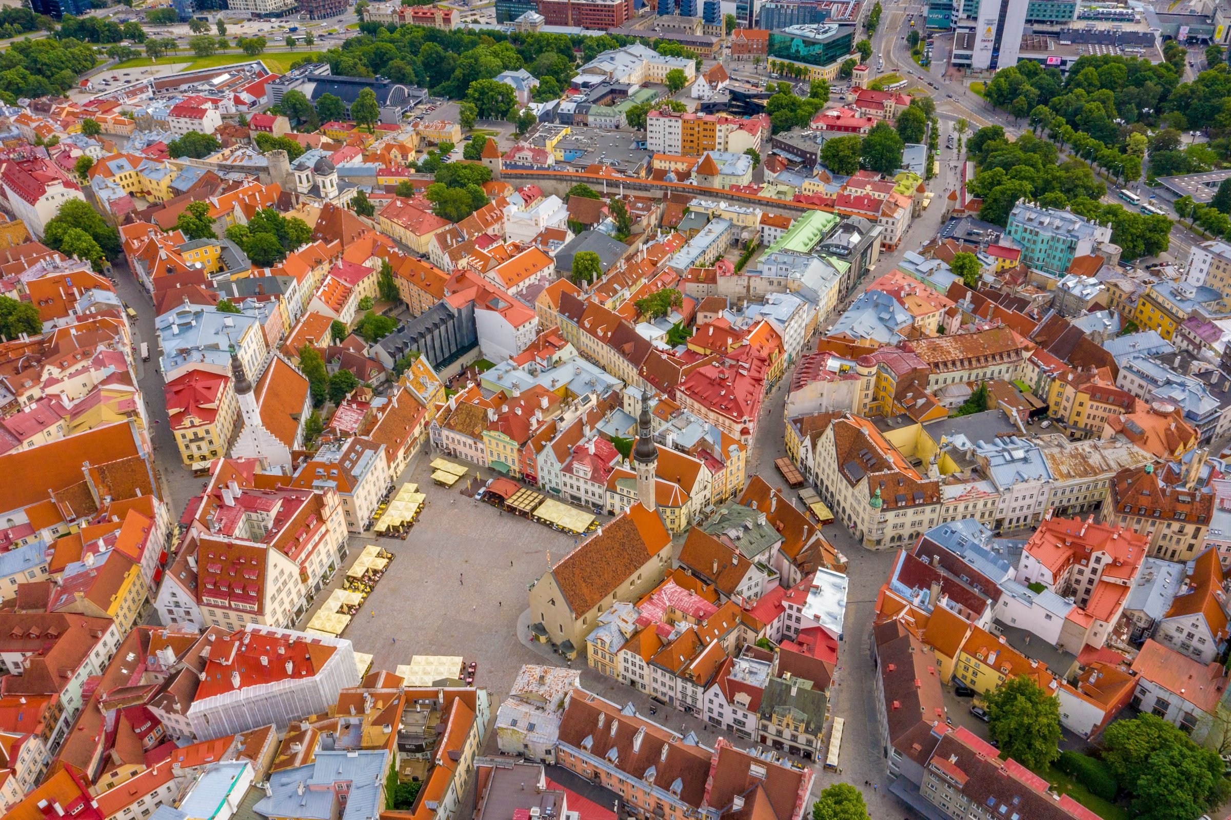 Atap merah kota tua Tallinn dari udara