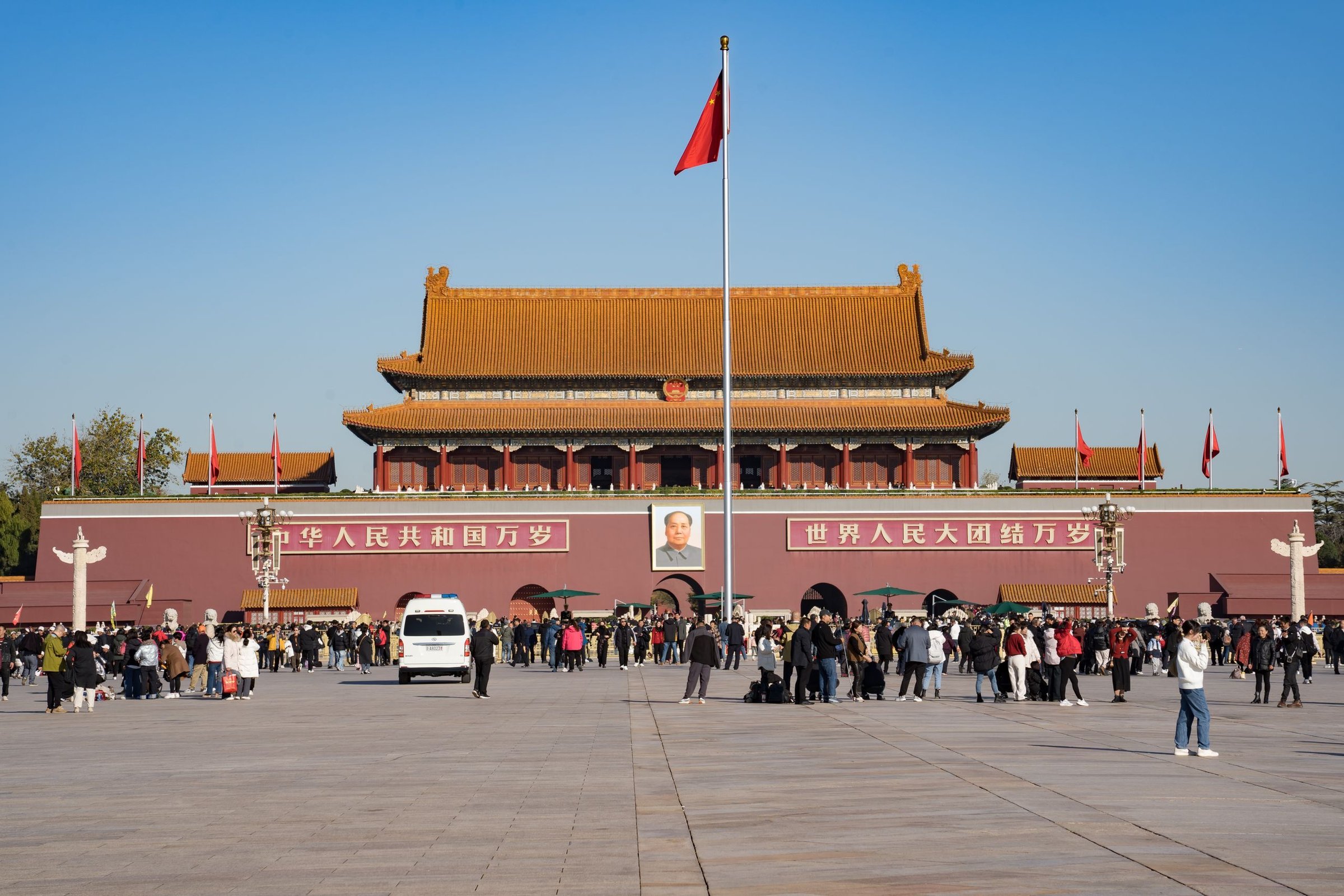 Keluarga Santoso: Foto keluarga di Tian An Men Square sebelum keliling Temple of Heaven