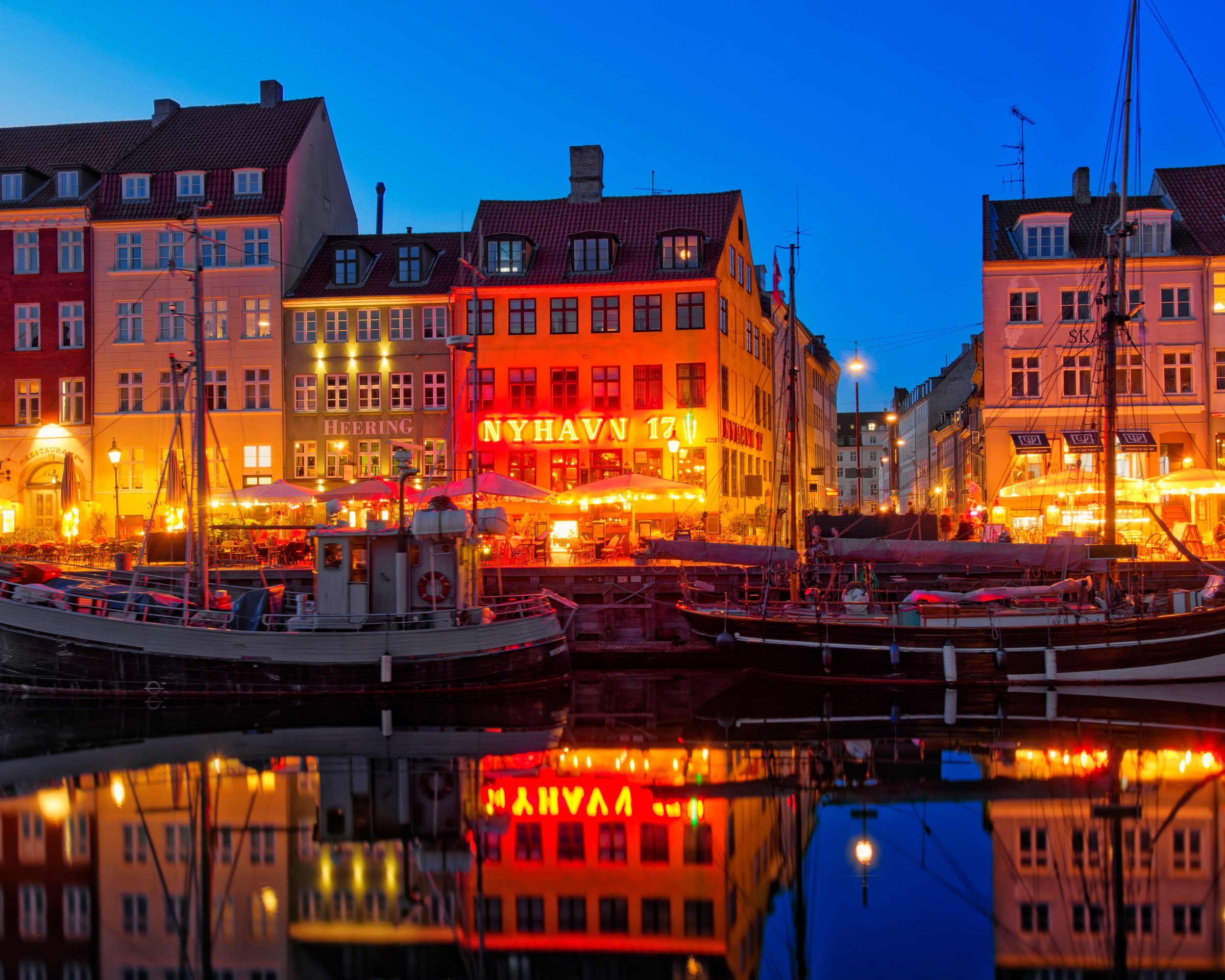 Deretan rumah warna-warni di tepi kanal Nyhavn, Copenhagen.