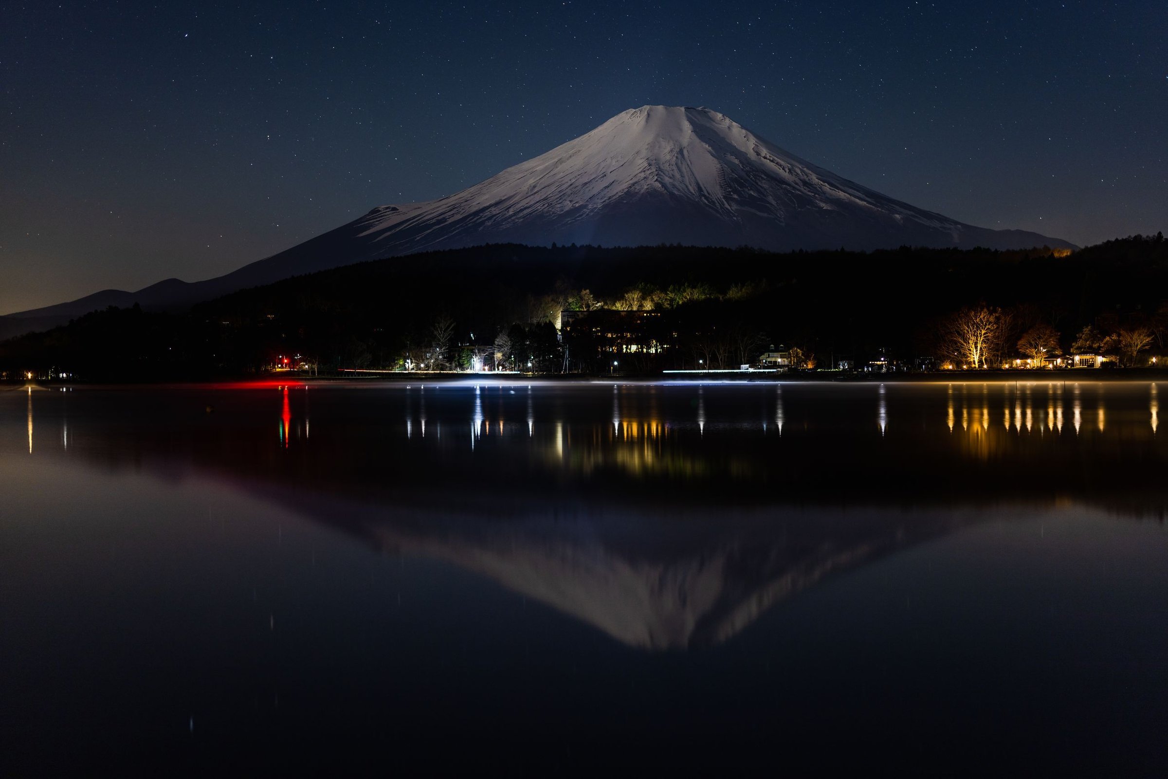 Gunung Fuji memantul di danau saat malam
