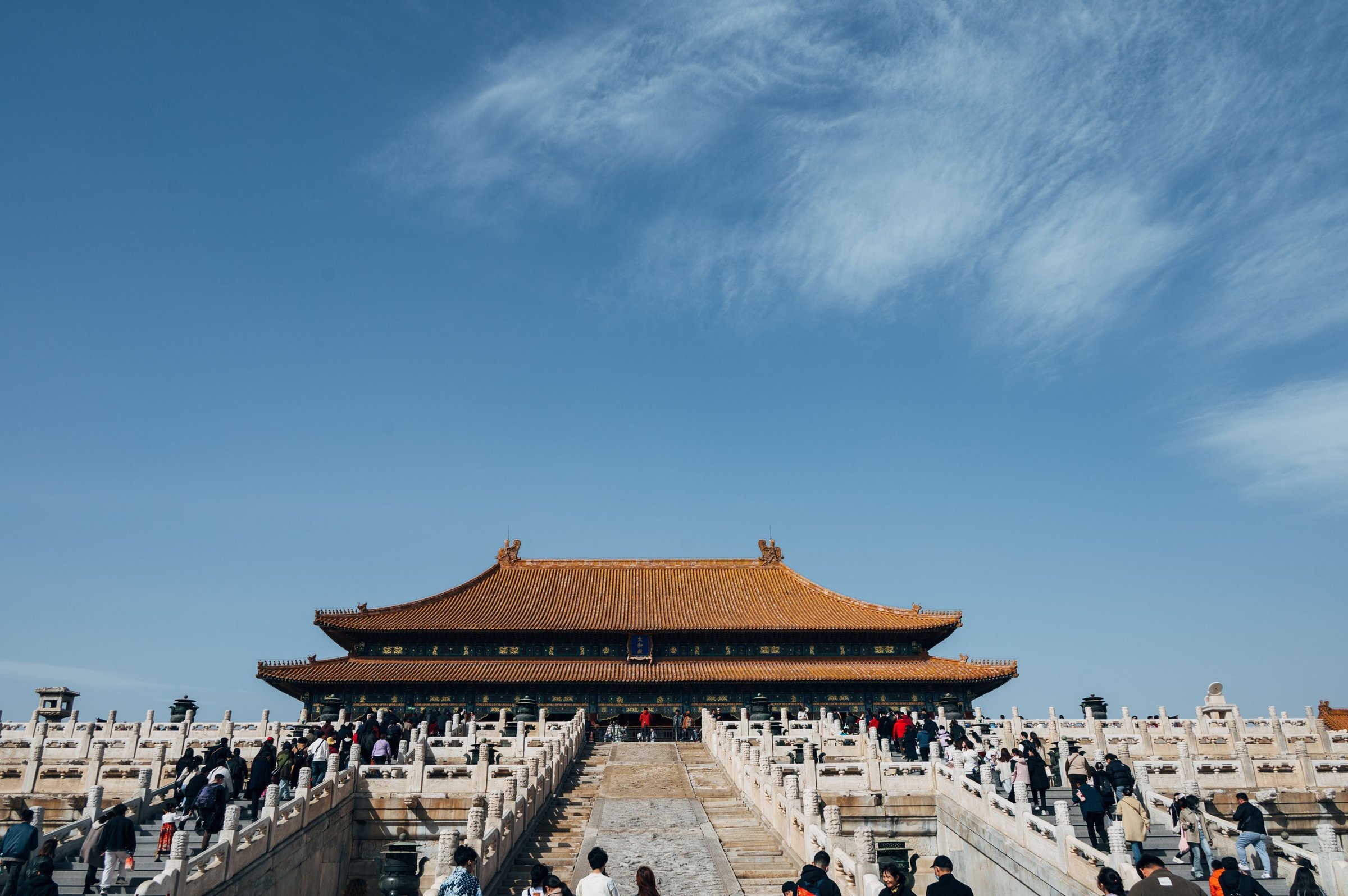 Balairung utama Kota Terlarang Beijing beratap emas dengan wisatawan di bawah langit biru cerah