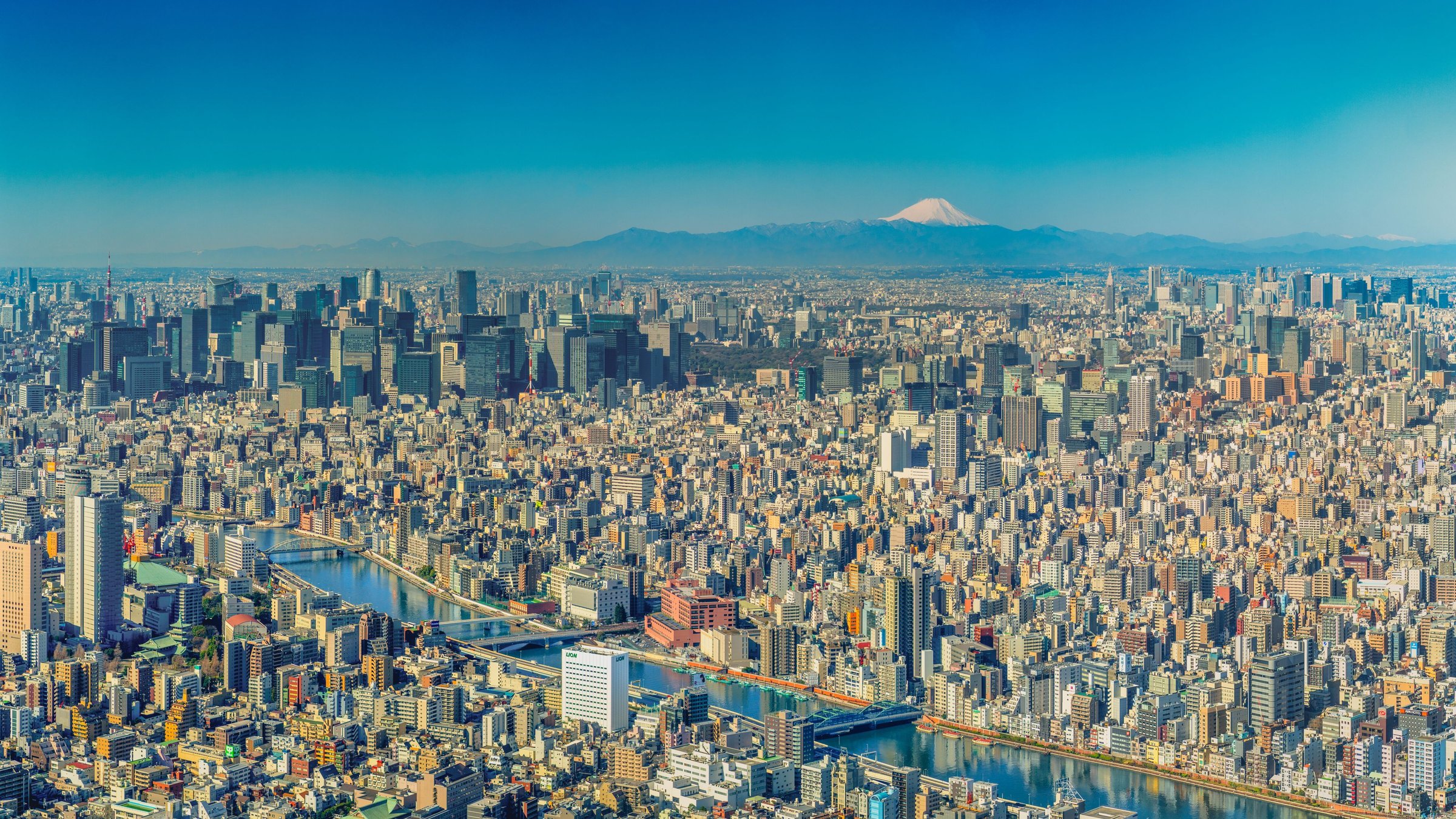Cakrawala Tokyo dengan siluet Gunung Fuji di kejauhan.