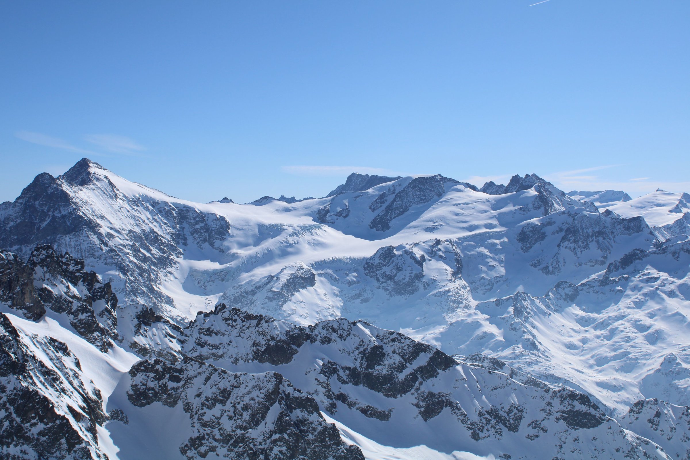 Puncak bersalju Pegunungan Alpen Swiss