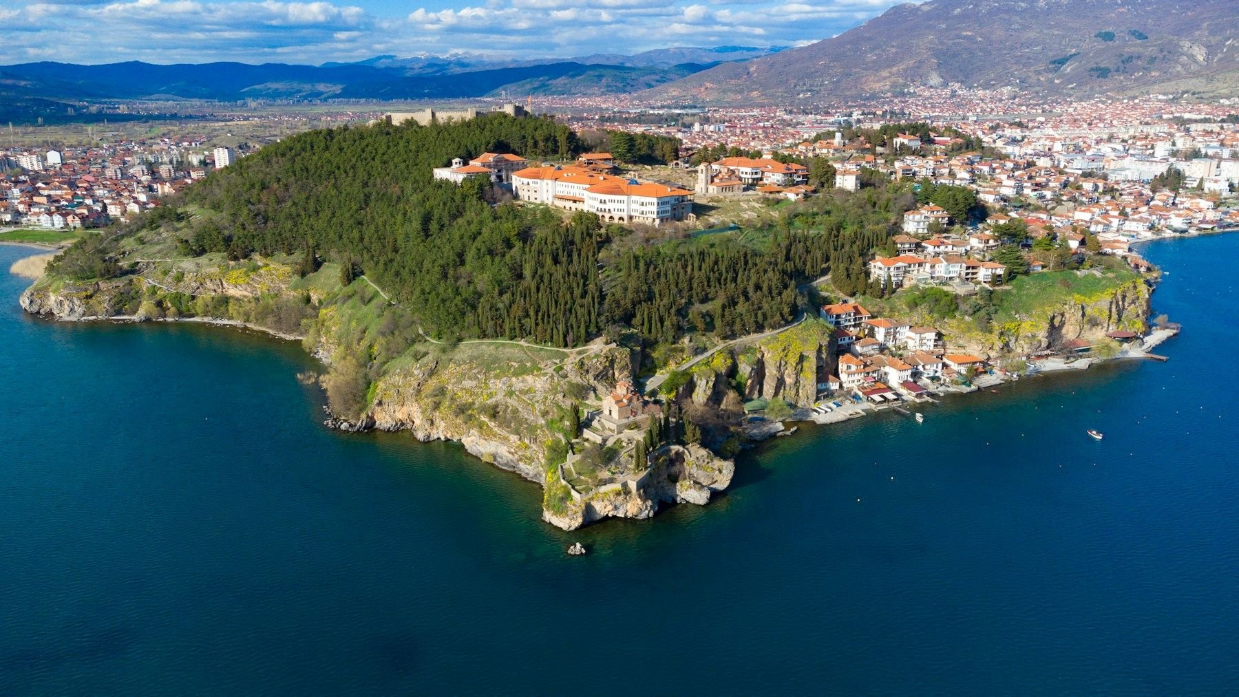 Kota Ohrid dari udara — kota di tepi Danau Ohrid purba, UNESCO dua kali: kota dan danau