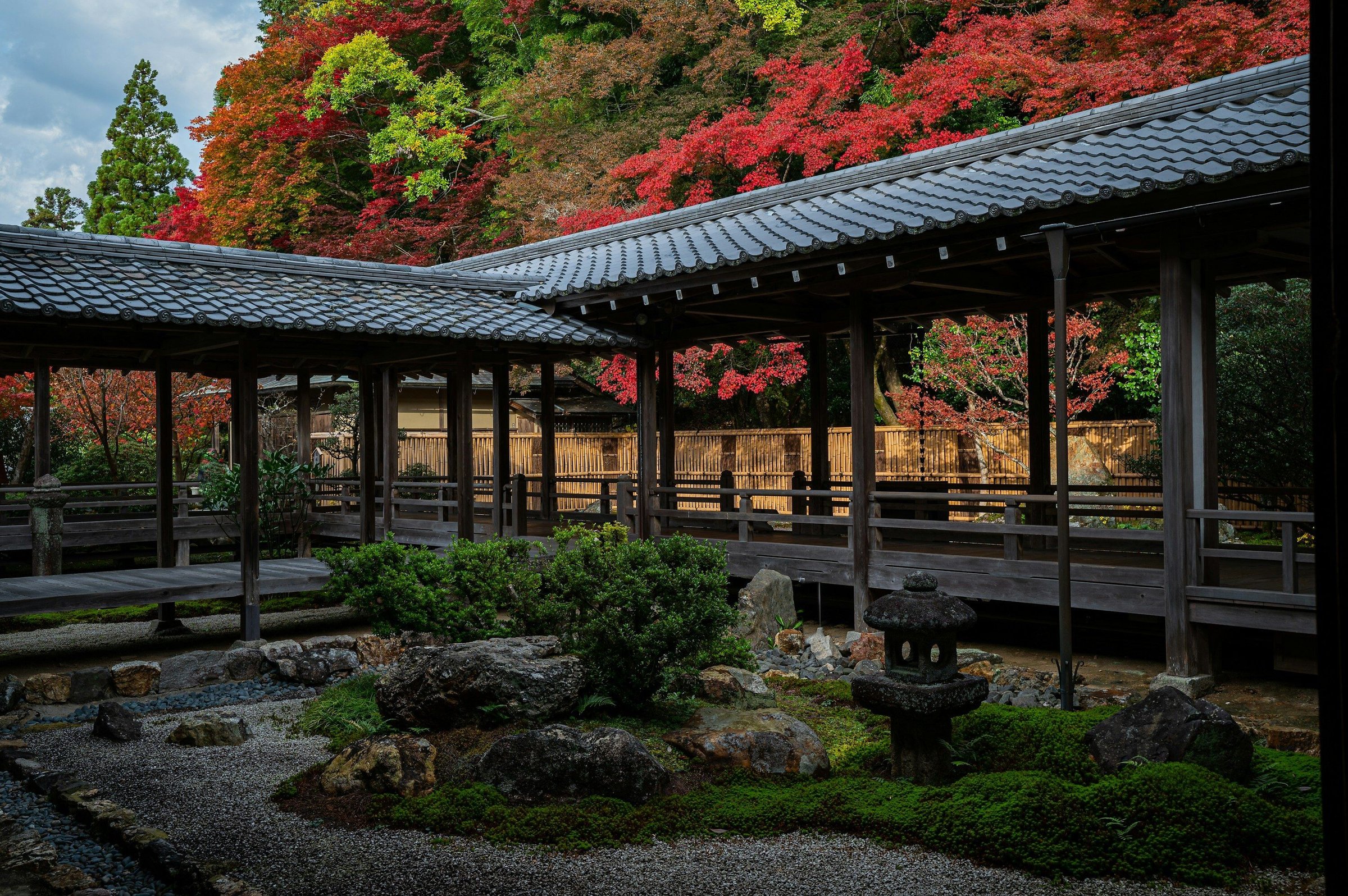 Kuil Kyoto dengan walkway kayu, taman zen, dan maple musim gugur