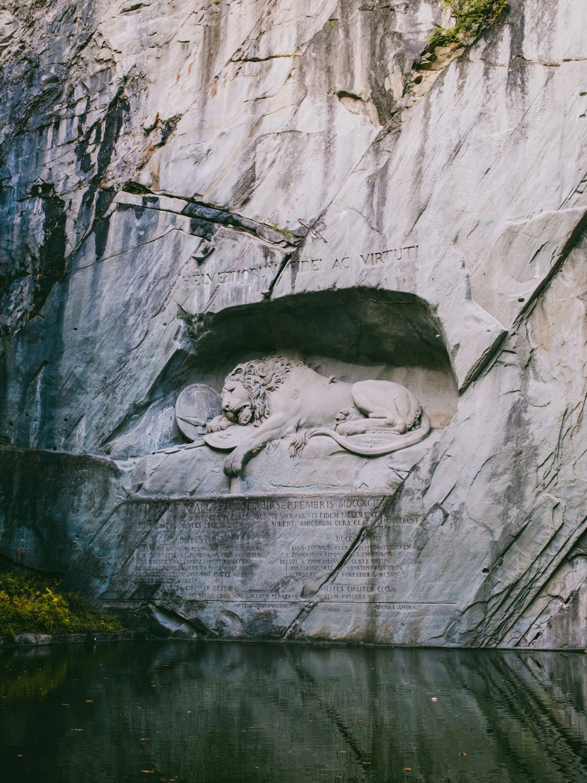 Lion Monument Lucerne, patung singa dipahat di tebing, Swiss
