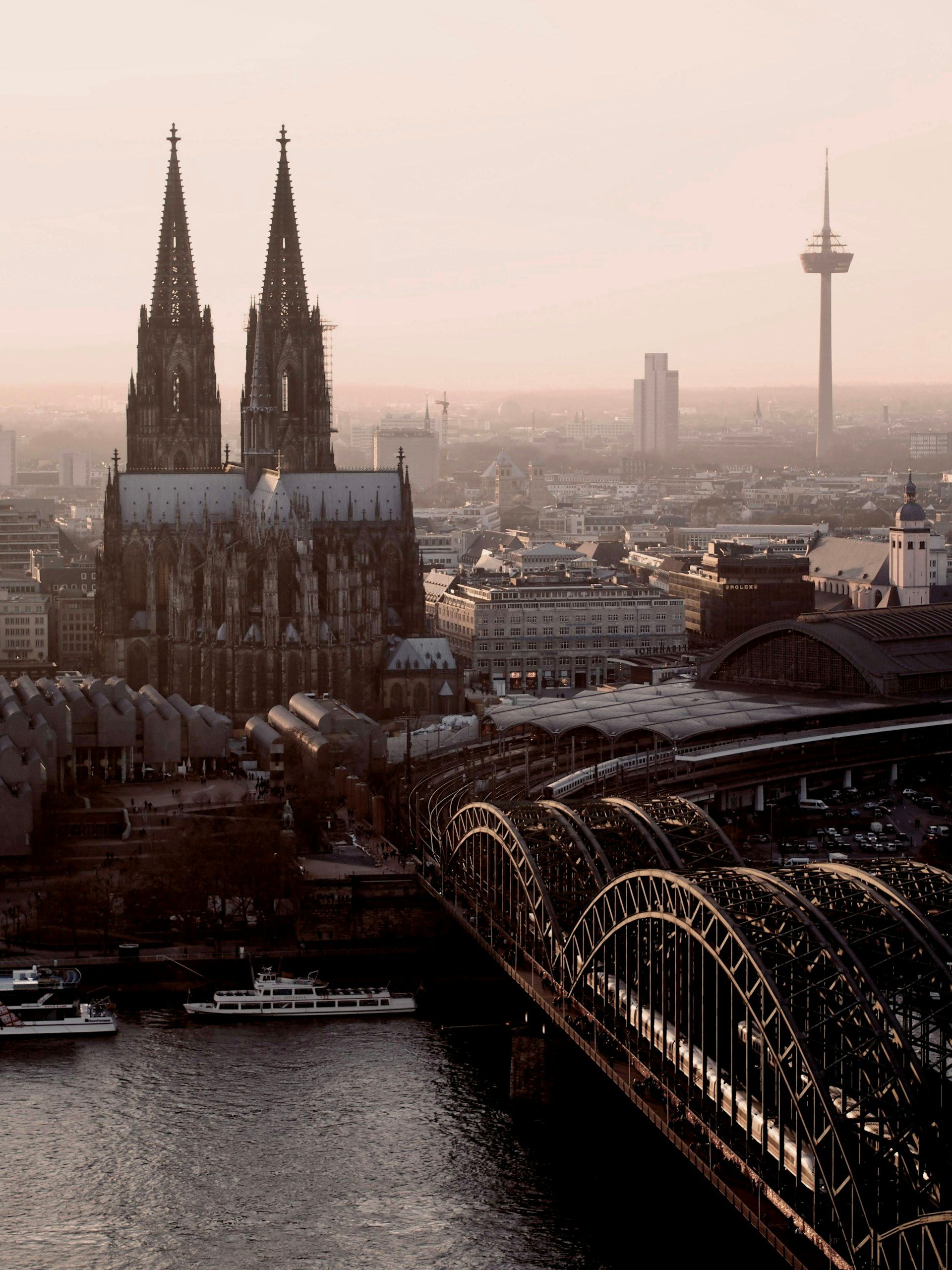 Perahu di Sungai Rhine dengan Cologne Cathedral di latar