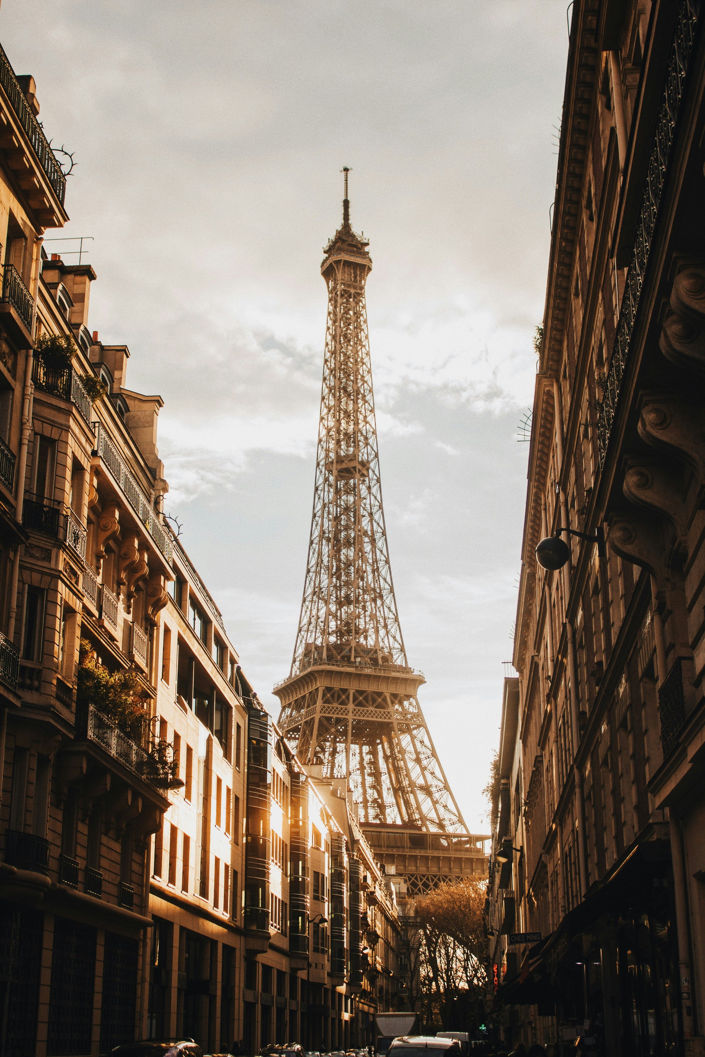 Menara Eiffel Paris dari jalan bergaya Haussmann saat golden hour