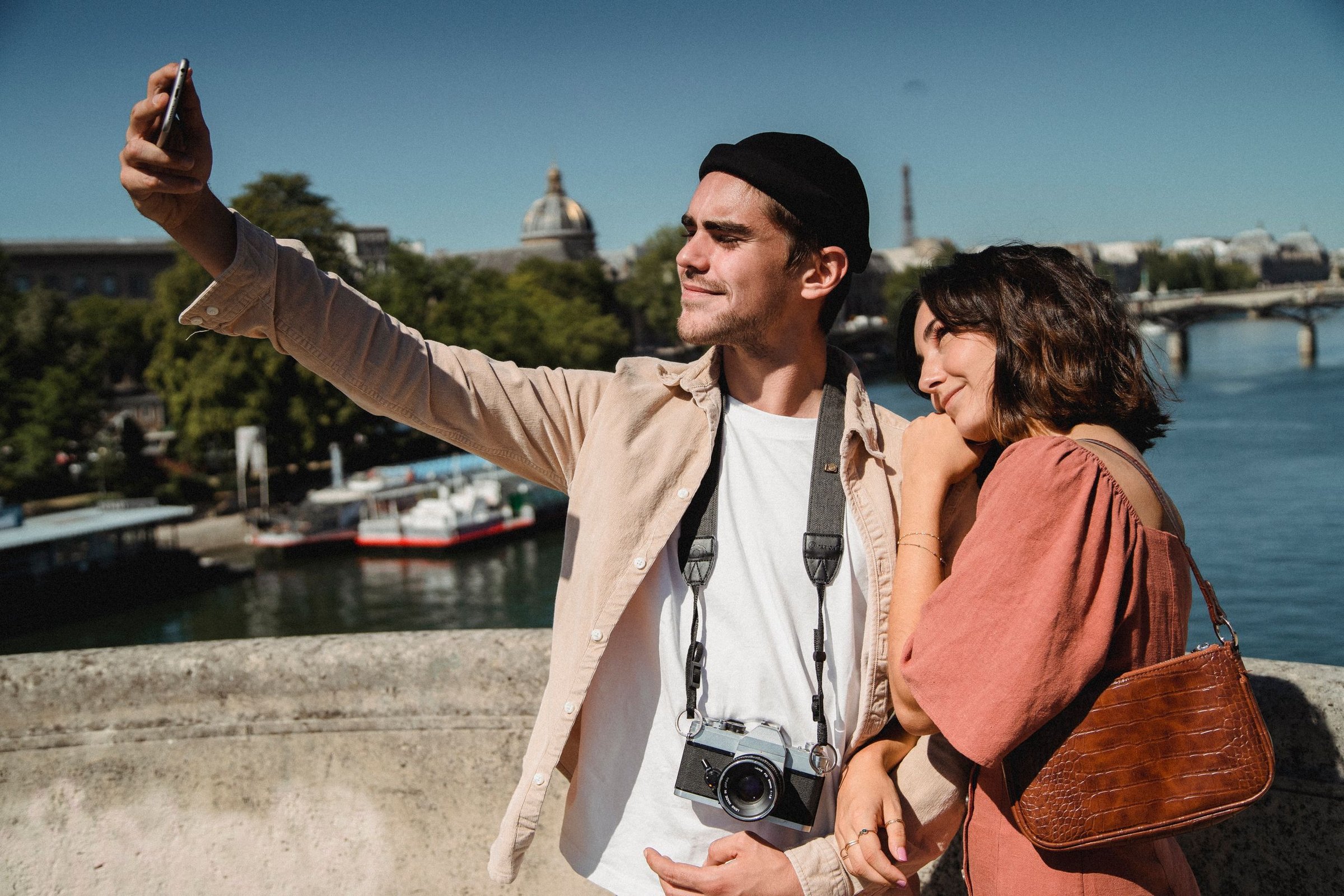 Keluarga Hartono: Foto keluarga di depan Menara Eiffel sebelum lanjut ke Louvre.