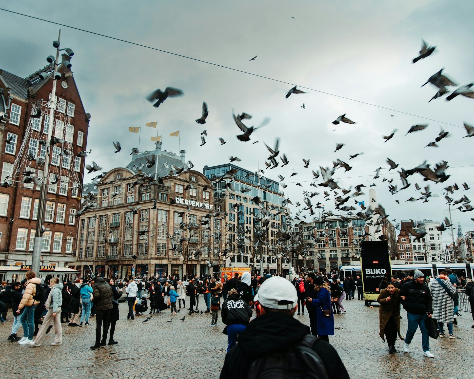 Dam Square Amsterdam ramai pengunjung, Belanda