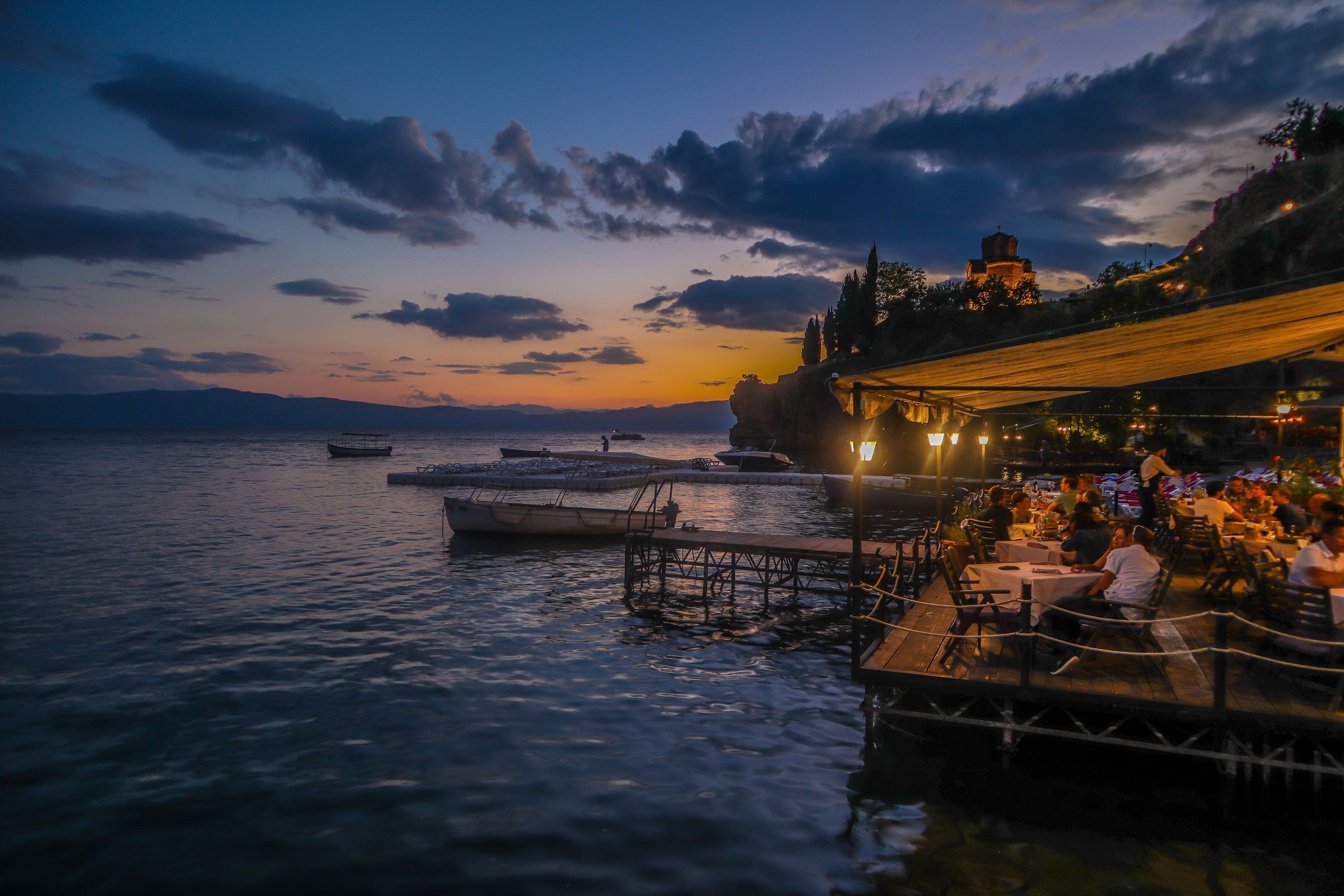 Danau Ohrid saat matahari terbenam