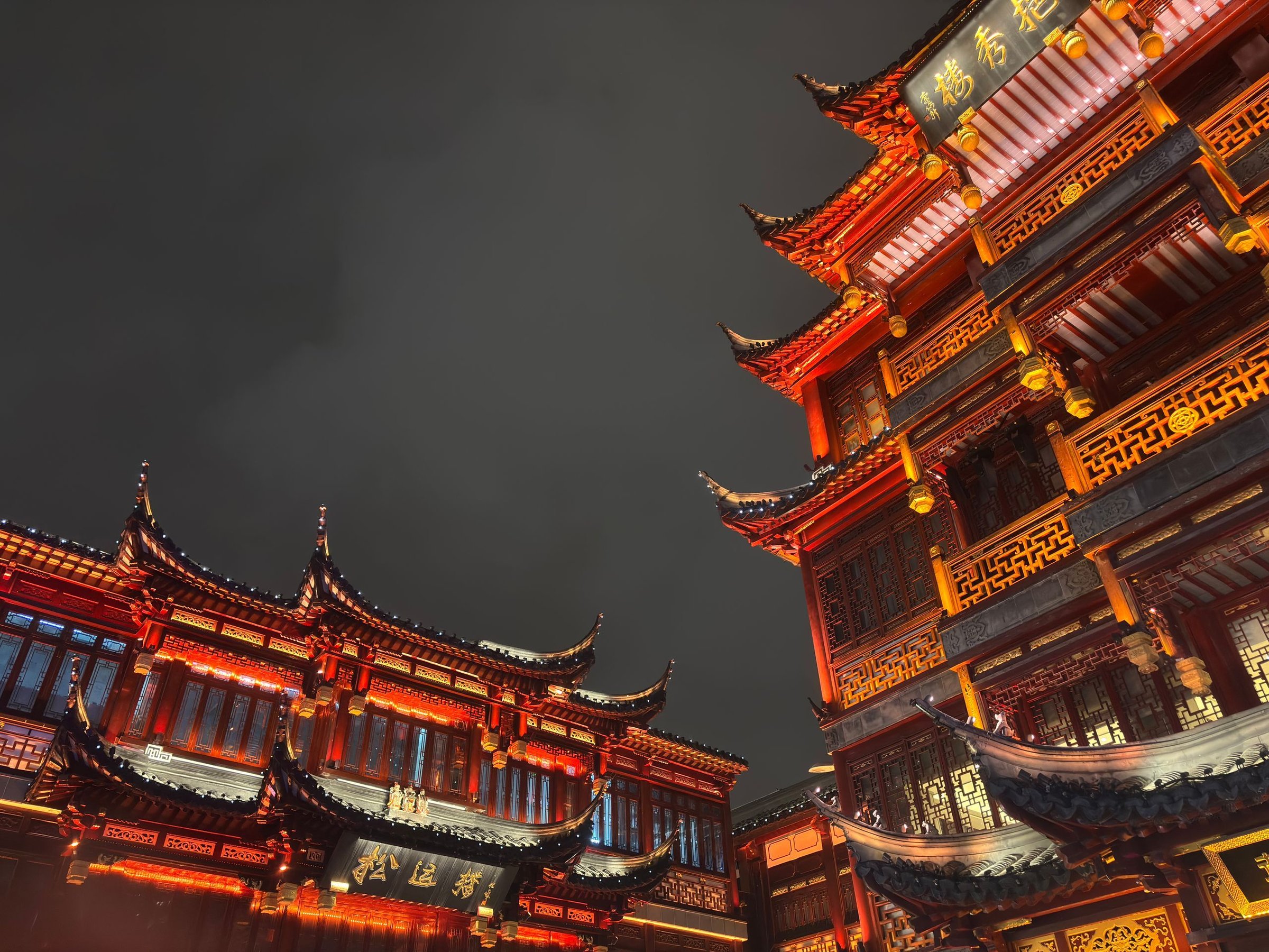 Yu Garden Shanghai bercahaya di malam hari
