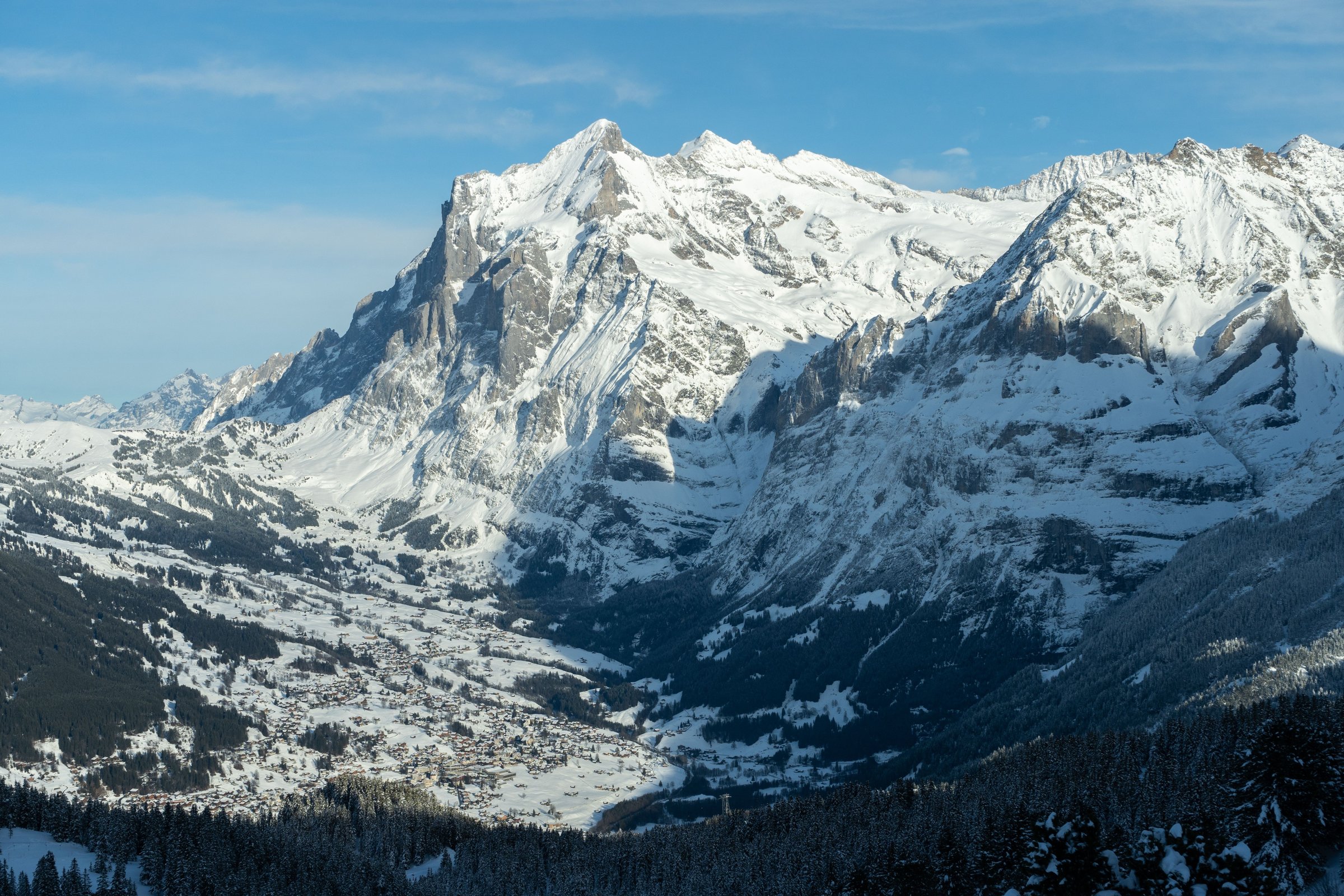 Lembah Grindelwald bersalju dengan puncak Wetterhorn menjulang di Pegunungan Alpen Swiss