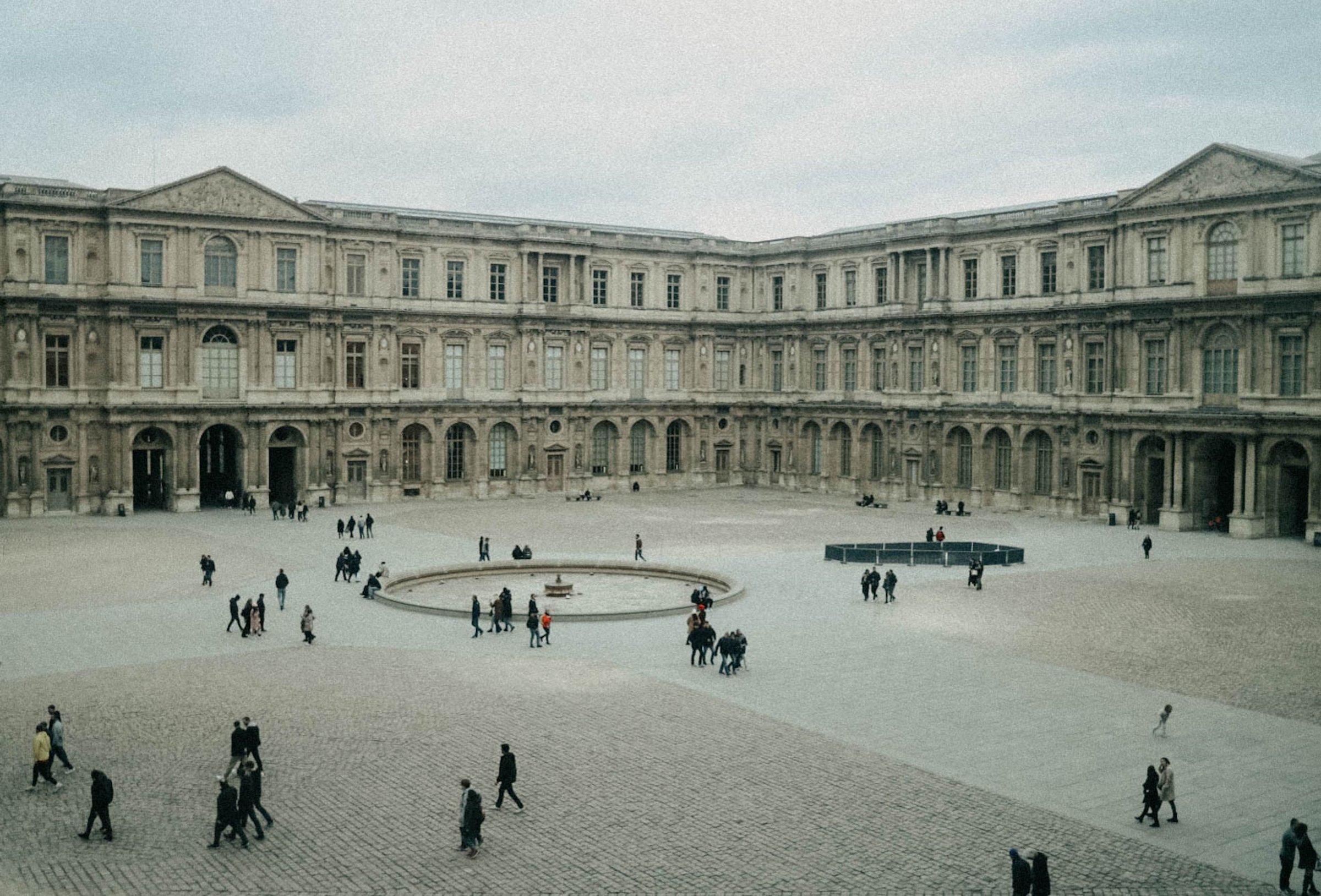 Halaman Museum Louvre di Paris
