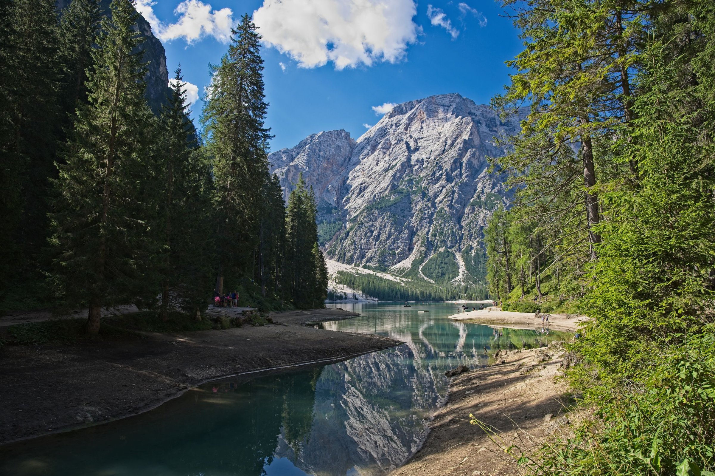 Nadia & Fico: Duduk santai di tepi Lake Braies, air hijau-tosca Dolomites bikin betah lama-lama.