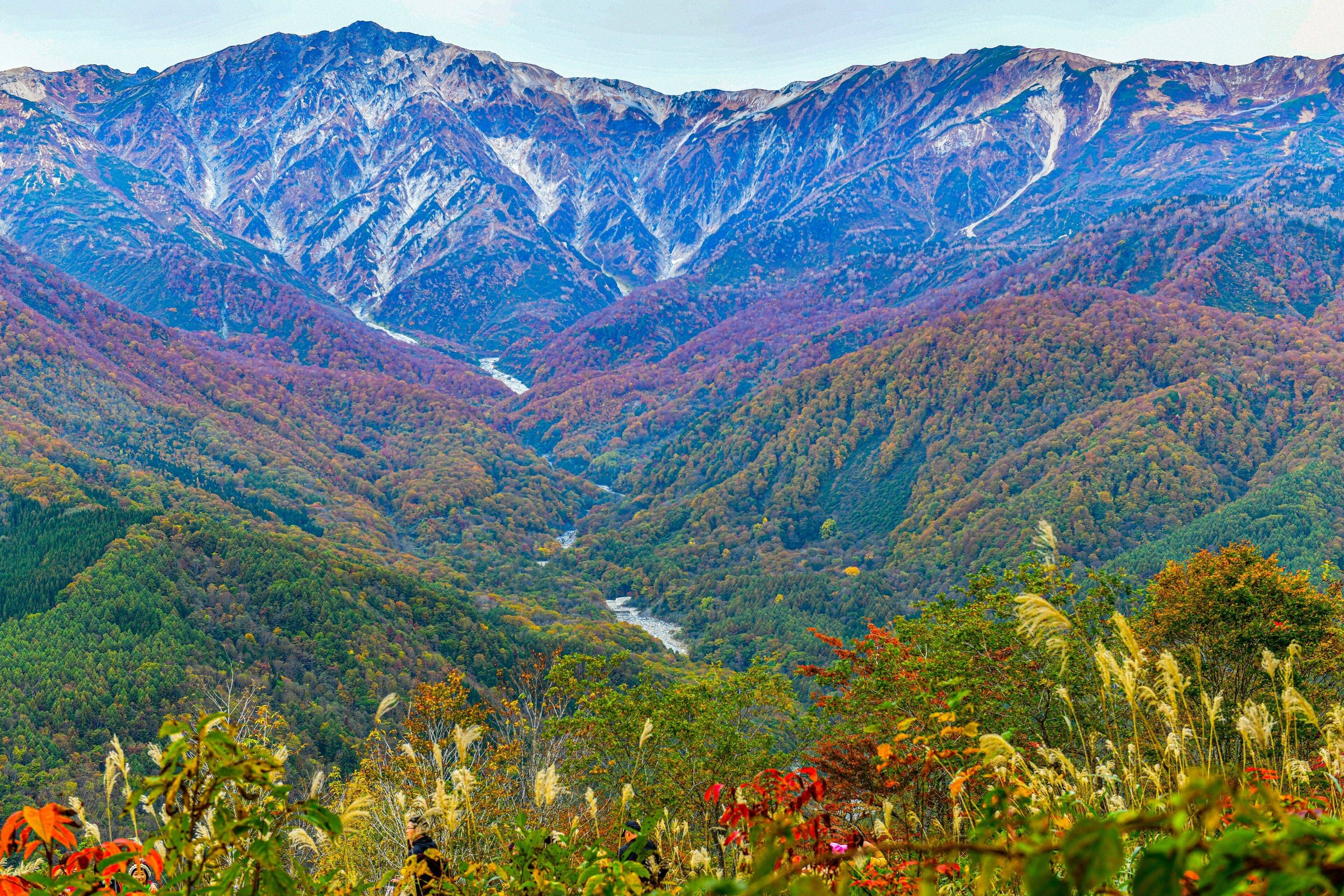 Pemandangan Gunung Hakuba Iwatake dan lembah berdedaunan musim gugur