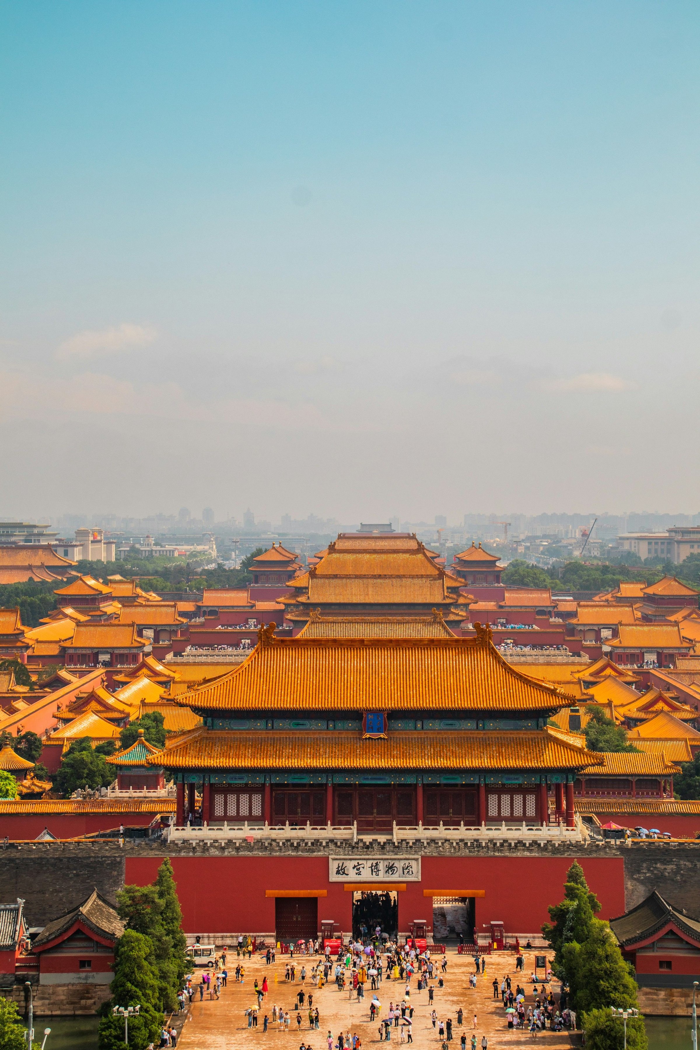 Kompleks Kota Terlarang Beijing dengan deretan atap kuning keemasan dilihat dari ketinggian.