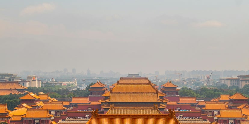Kompleks Kota Terlarang Beijing dengan deretan atap kuning keemasan dilihat dari ketinggian.