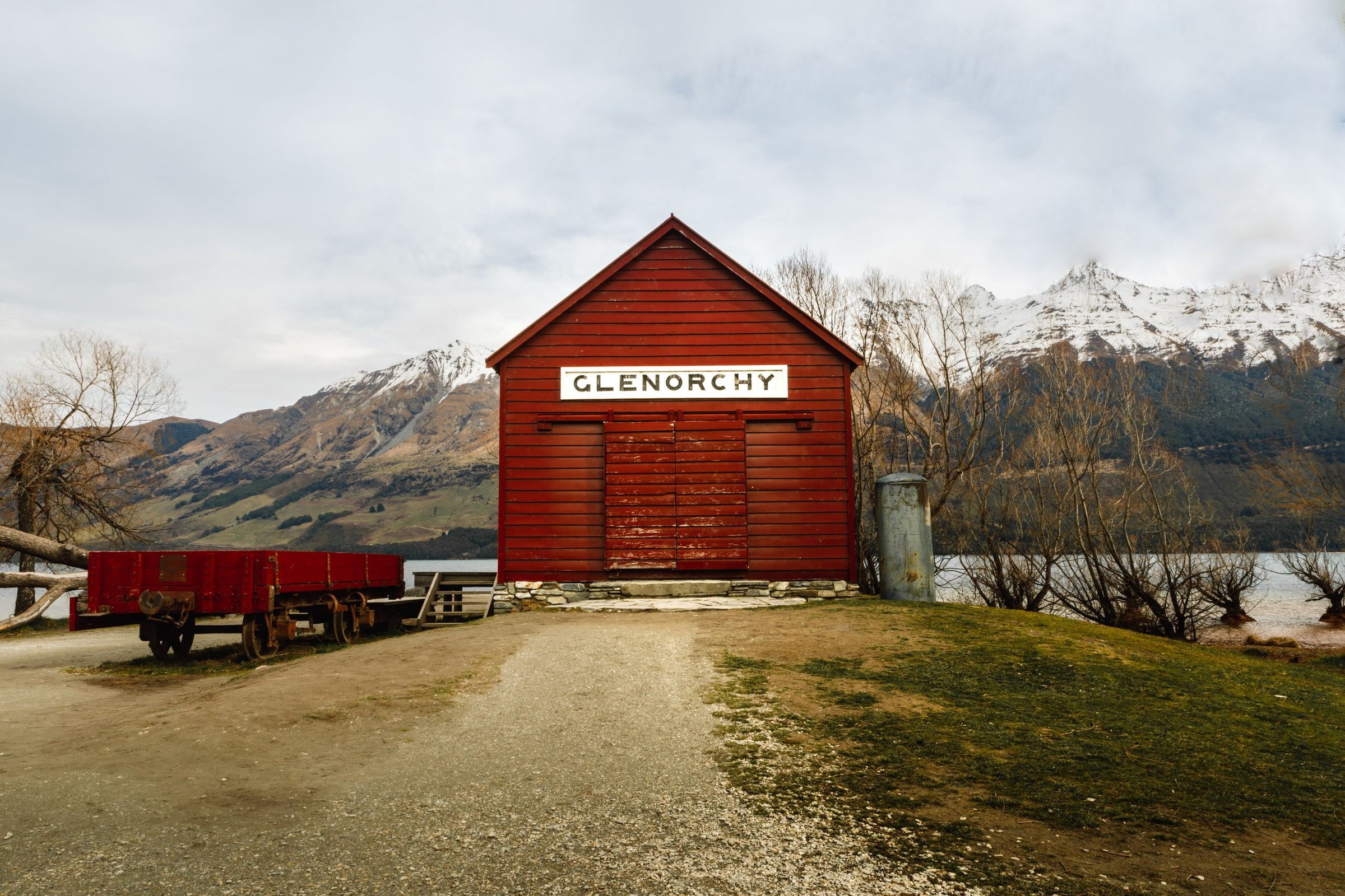Gudang merah ikonik Glenorchy di tepi danau