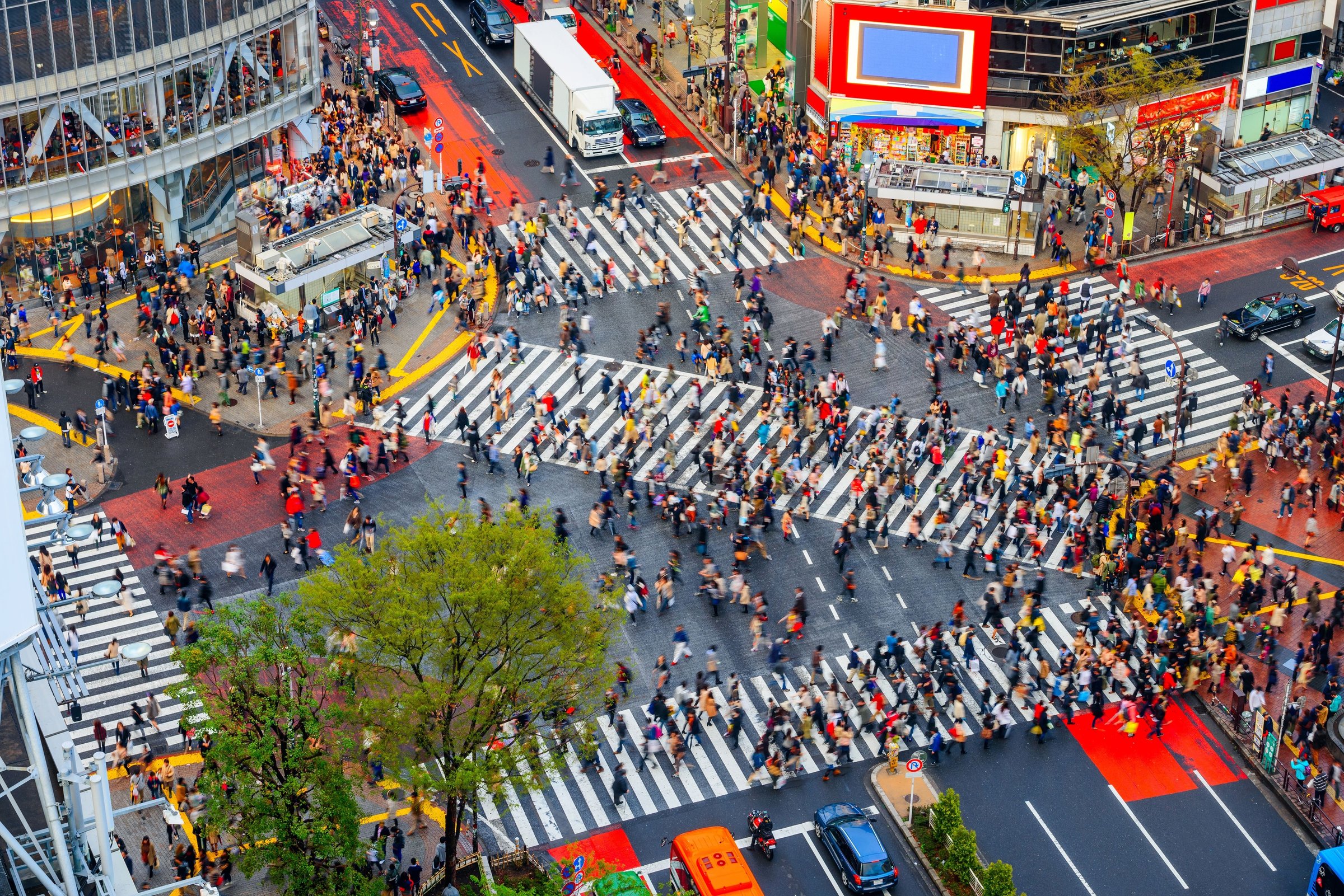 Persimpangan Shibuya di Tokyo dilihat dari ketinggian, pejalan kaki menyeberang di antara gedung dan papan reklame