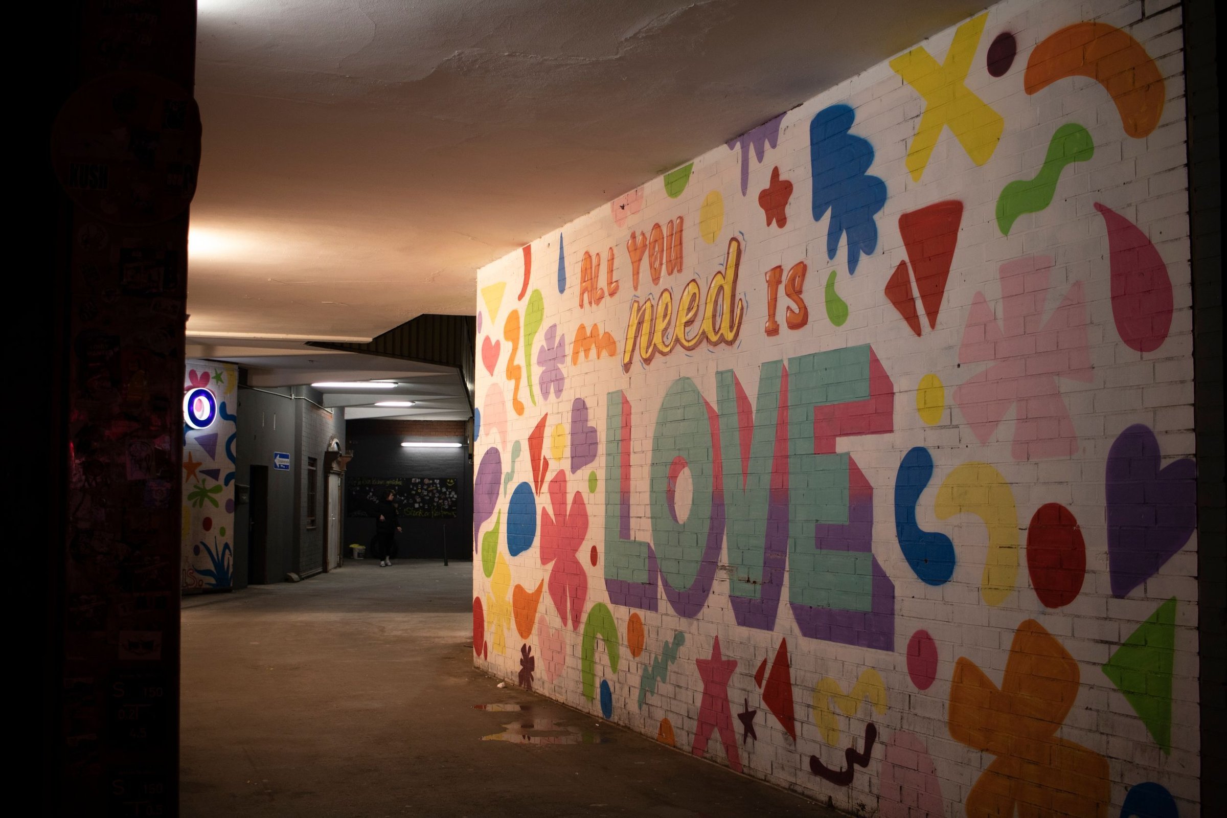 Mural warna-warni di gang seni Melbourne