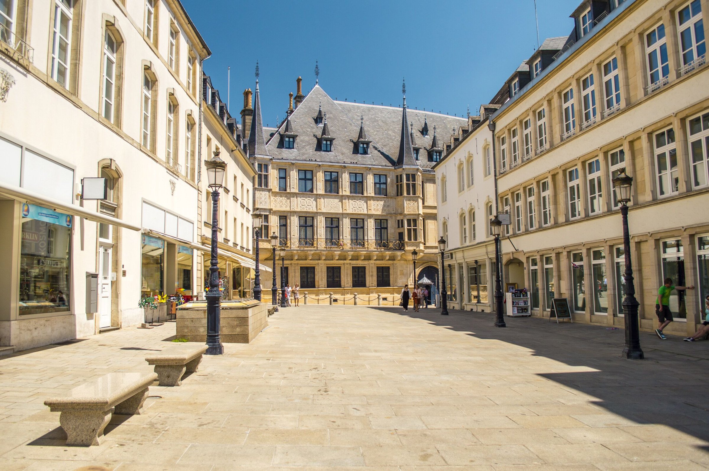 Plaza kota tua Luxembourg menuju Grand Ducal Palace pada hari cerah.