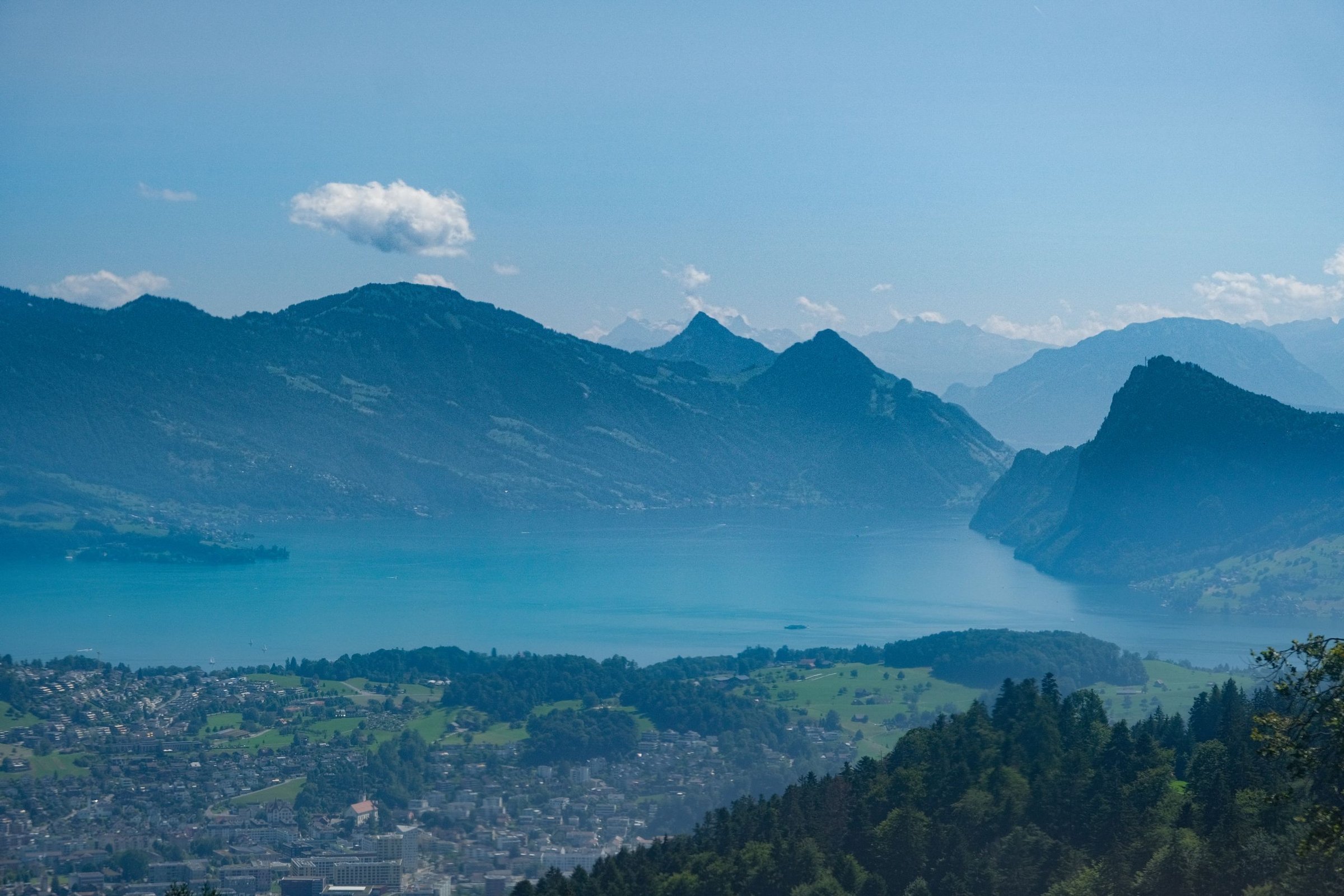 Danau Lucerne dan pegunungan